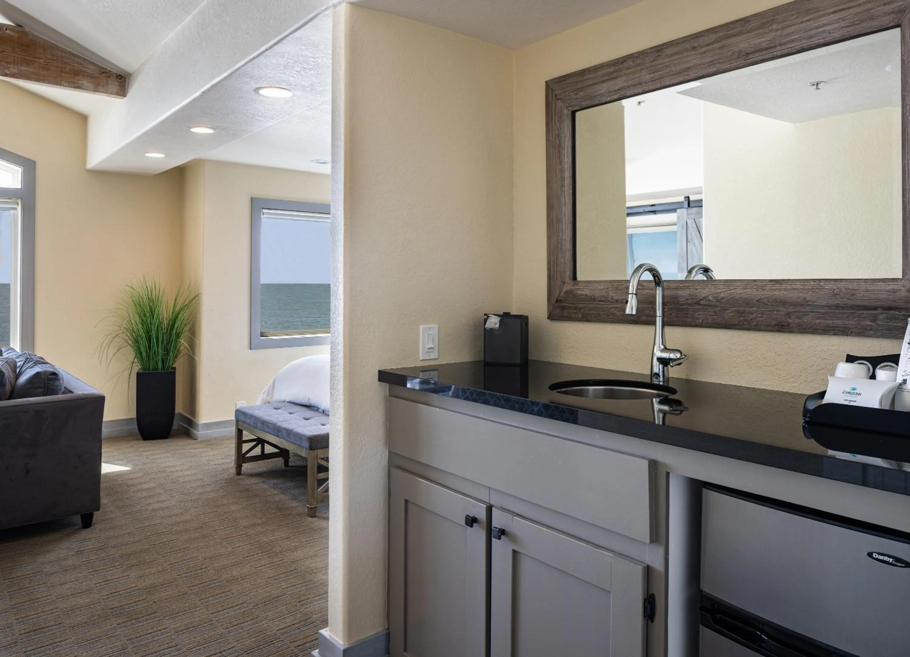 Bathroom, Bed in Cypress Inn on Miramar Beach