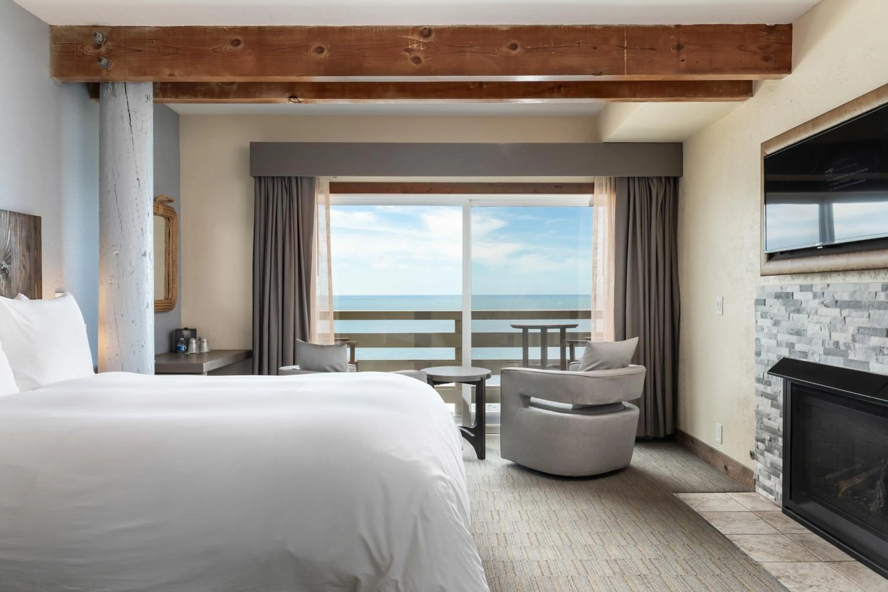 Bed in Cypress Inn on Miramar Beach