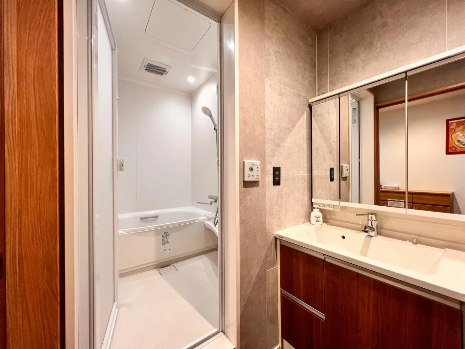 Shower in Kyoto Guesthouse Lantern