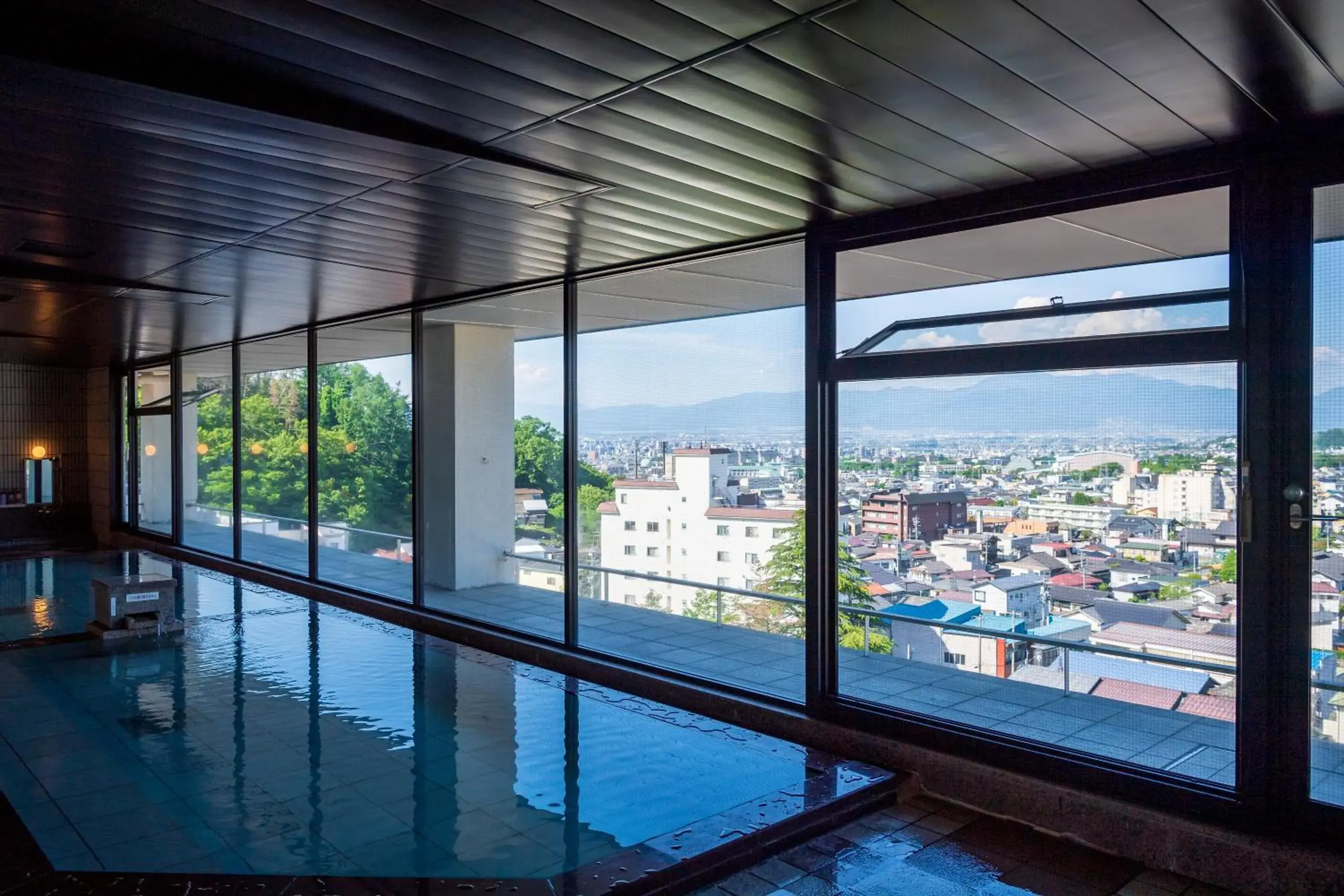 Swimming Pool in onsen hotel OMOTO