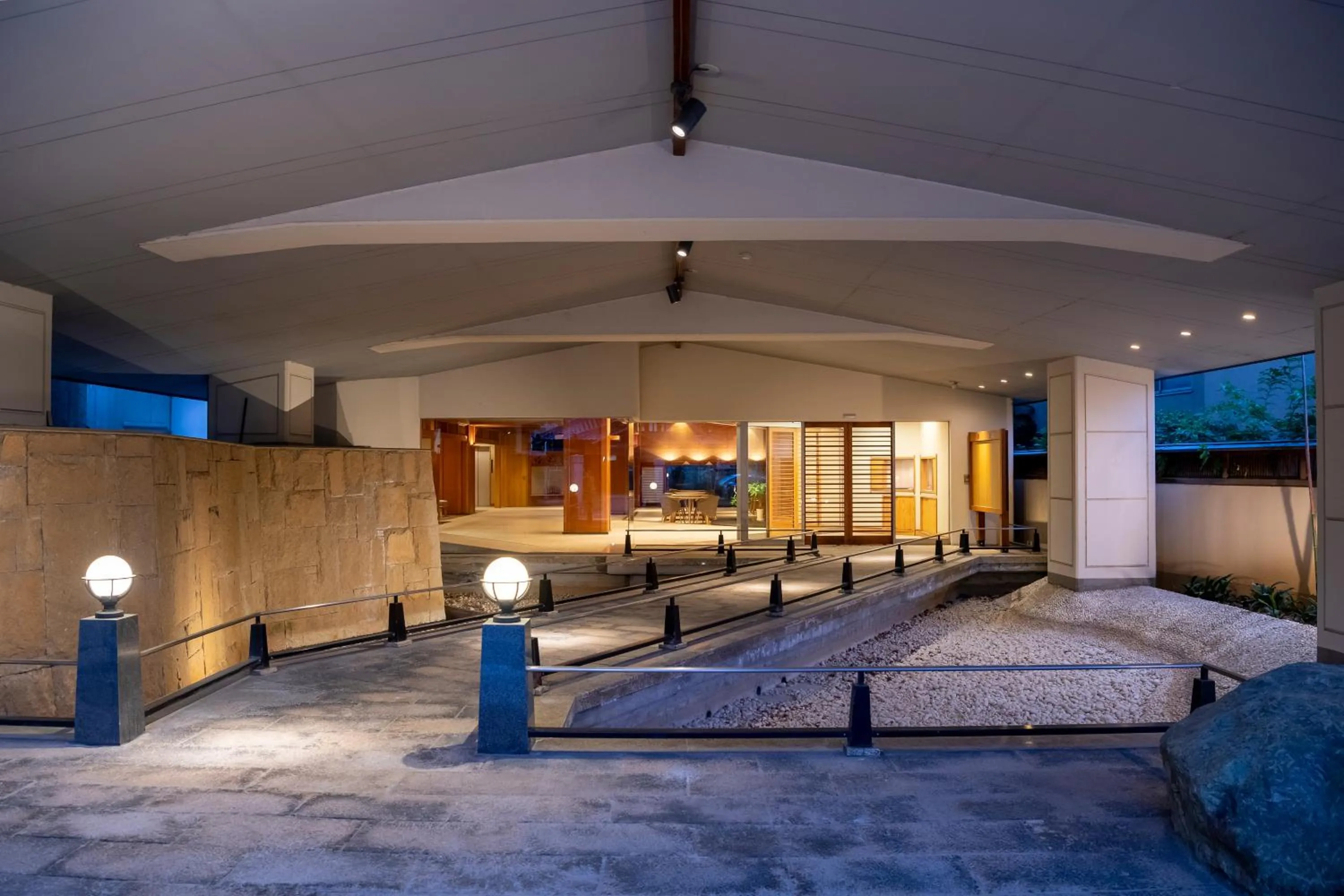 Facade/entrance, Bed in onsen hotel OMOTO