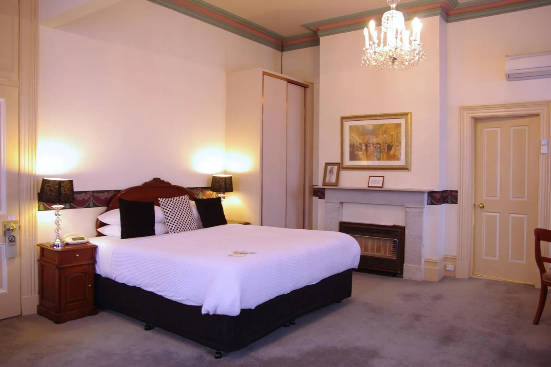 Bed in The Hotel Shamrock