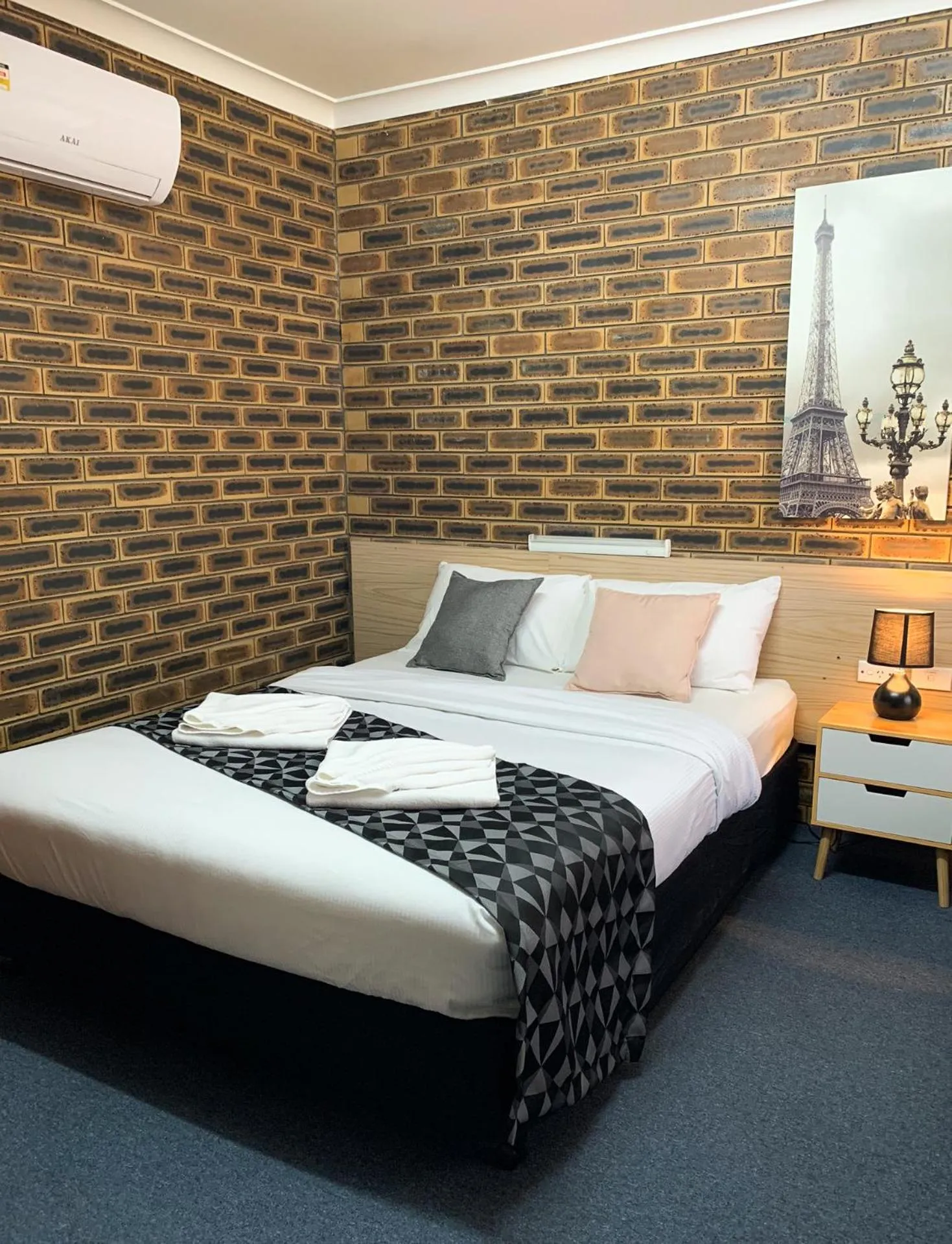 Bed in Squatters Homestead Motel