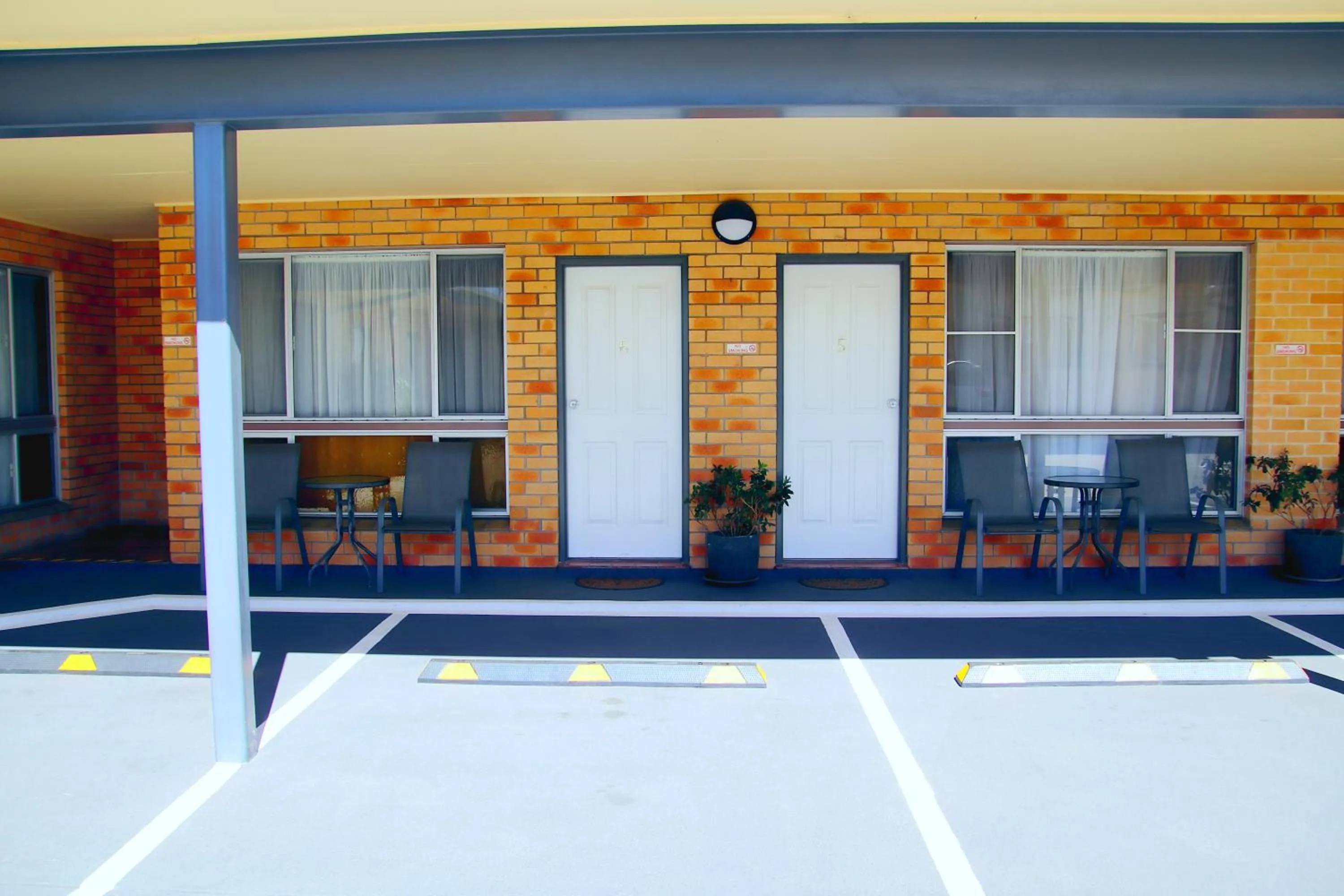 Seating area in Squatters Homestead Motel