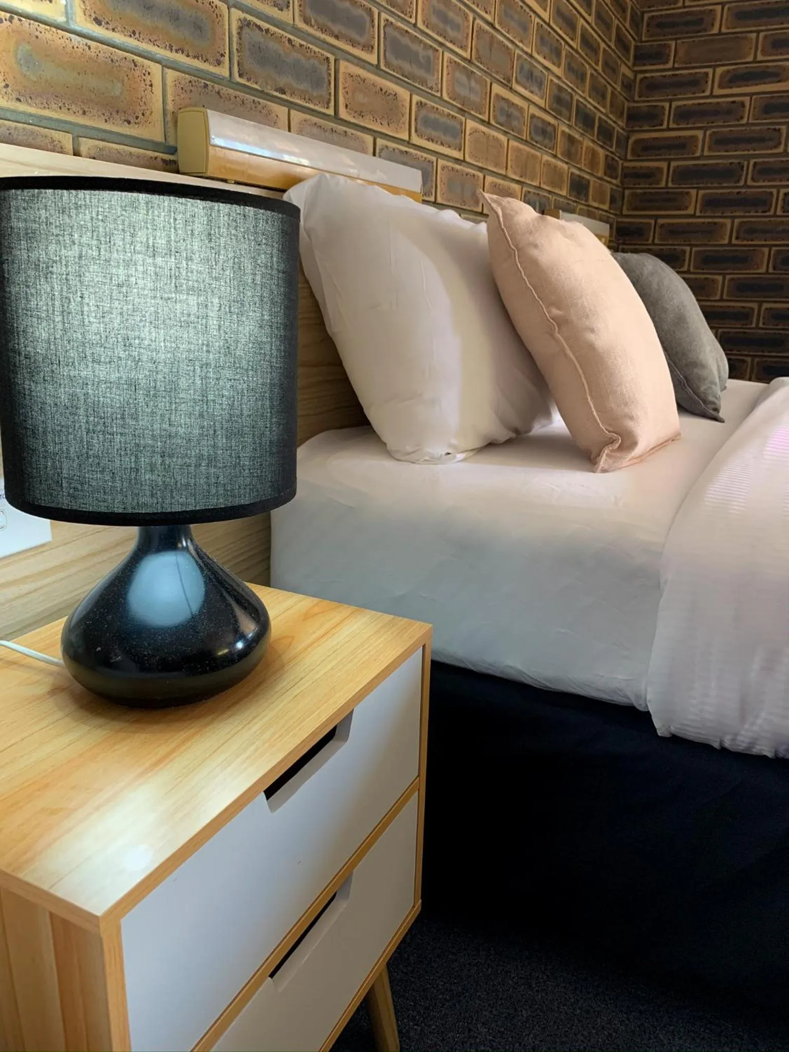 Bed in Squatters Homestead Motel