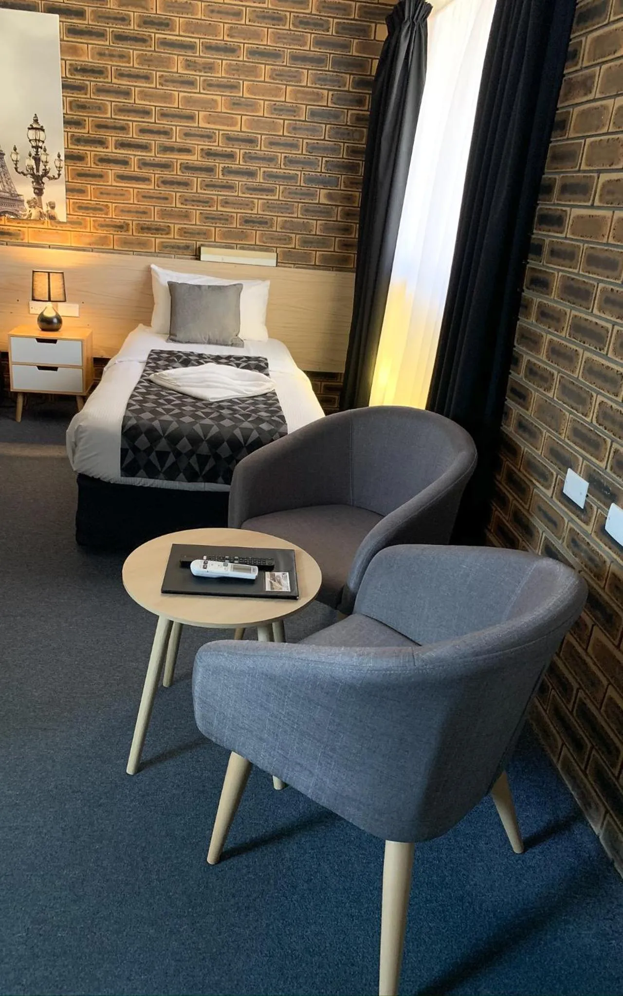 Living room, Bed in Squatters Homestead Motel