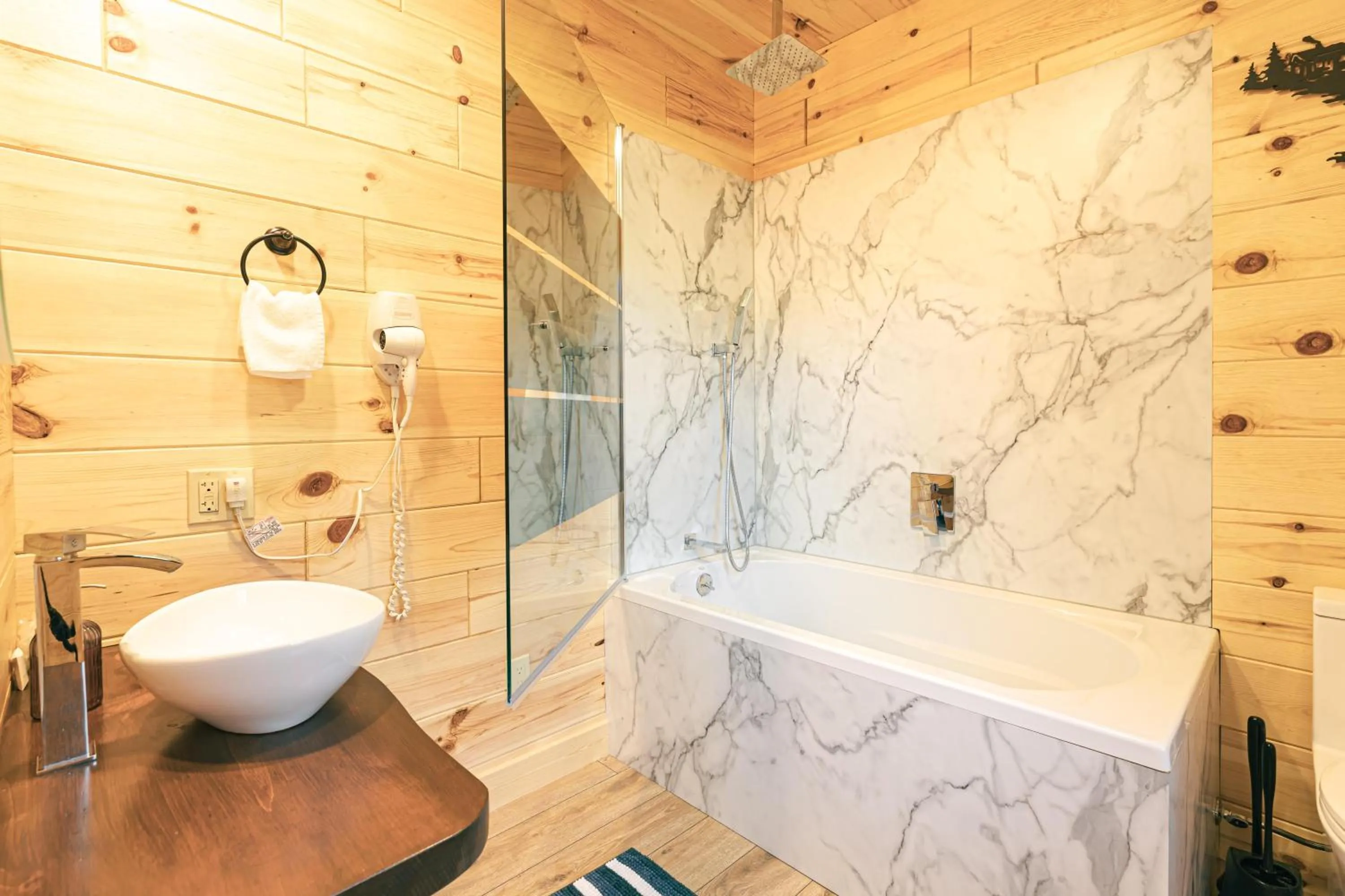 Shower in Motel Long Lake and Cottages