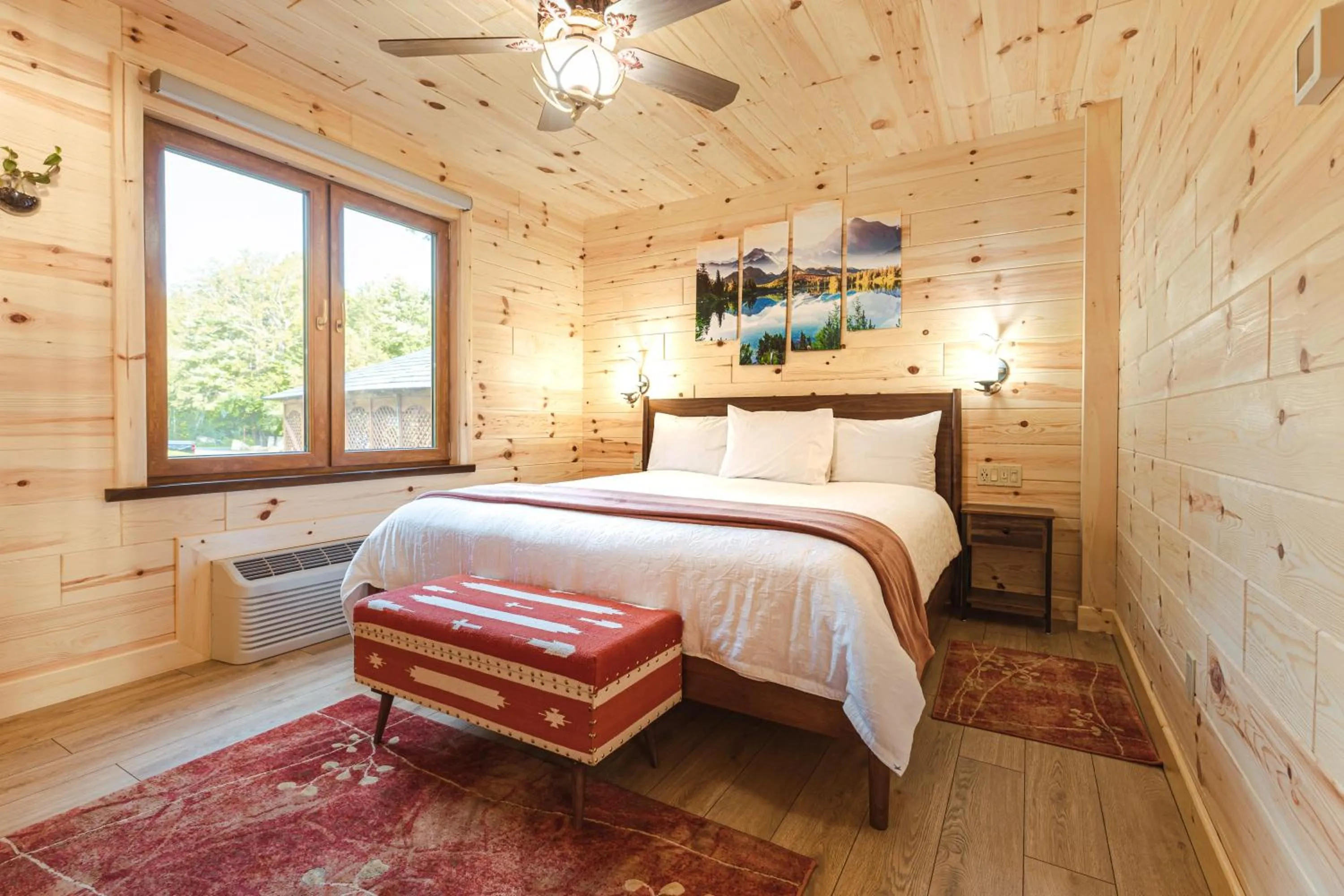 Bed in Motel Long Lake and Cottages