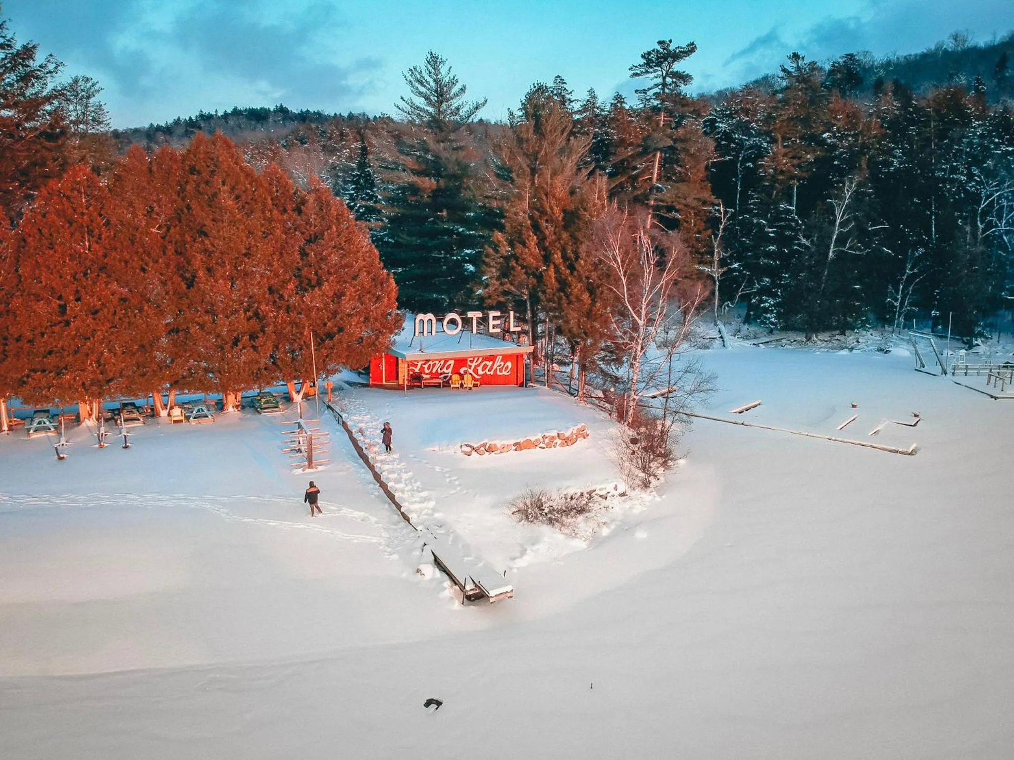 Property building in Motel Long Lake and Cottages