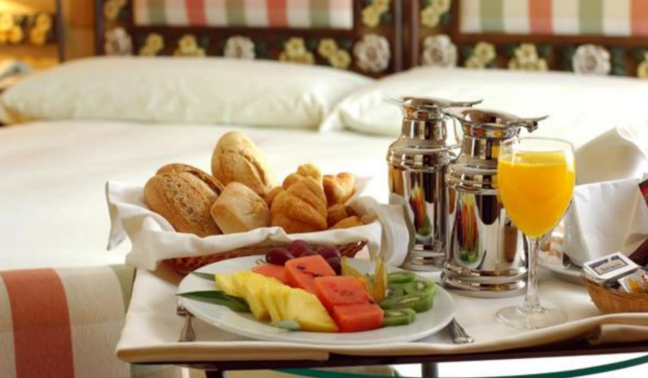 Food and drinks, Bed in Royal Tulip Taj Sultan