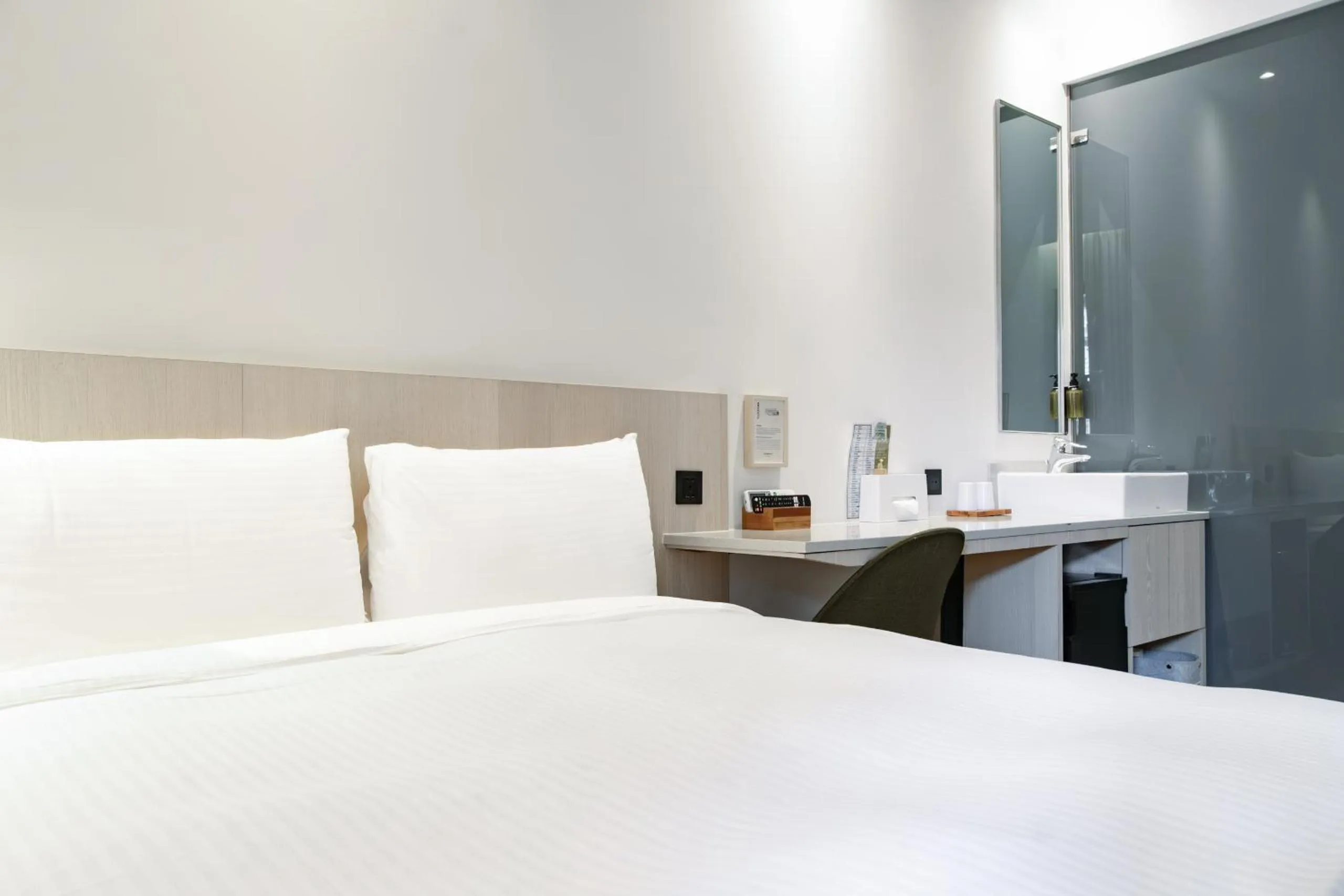 Photo of the whole room, Bed in Meander 1948