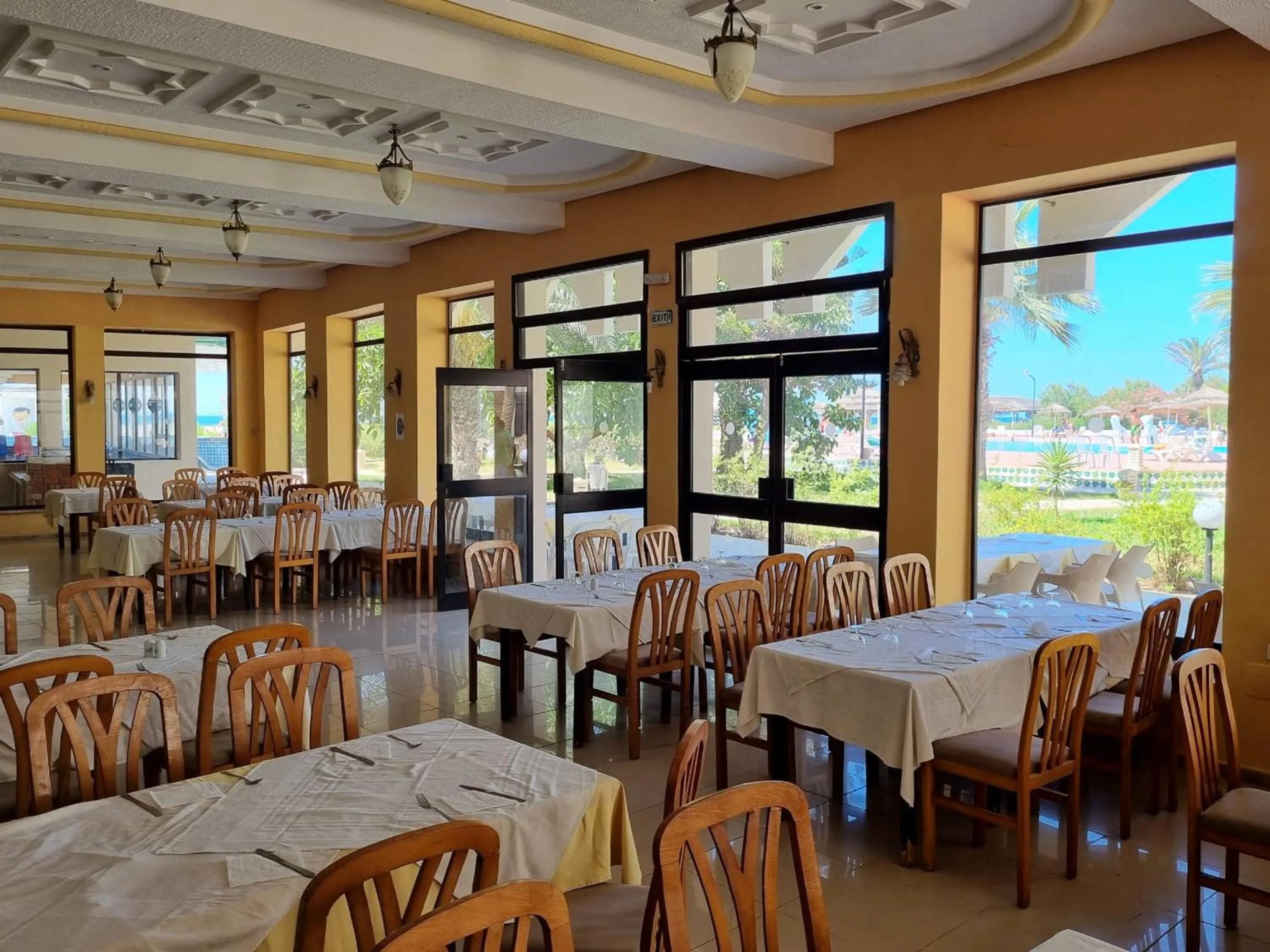 Restaurant/Places to Eat in Helya Beach Resort