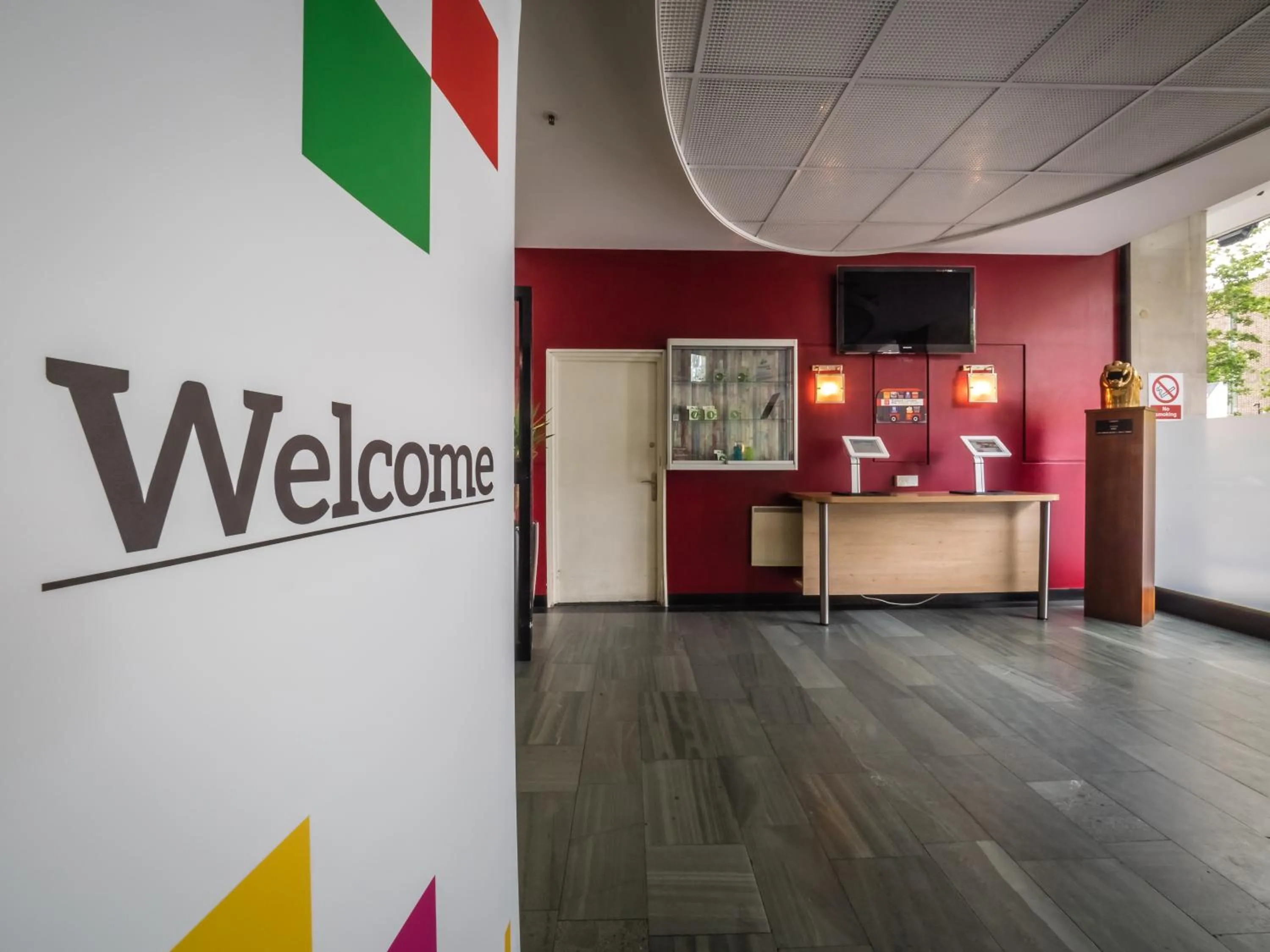 Facade/entrance in LSE Bankside House