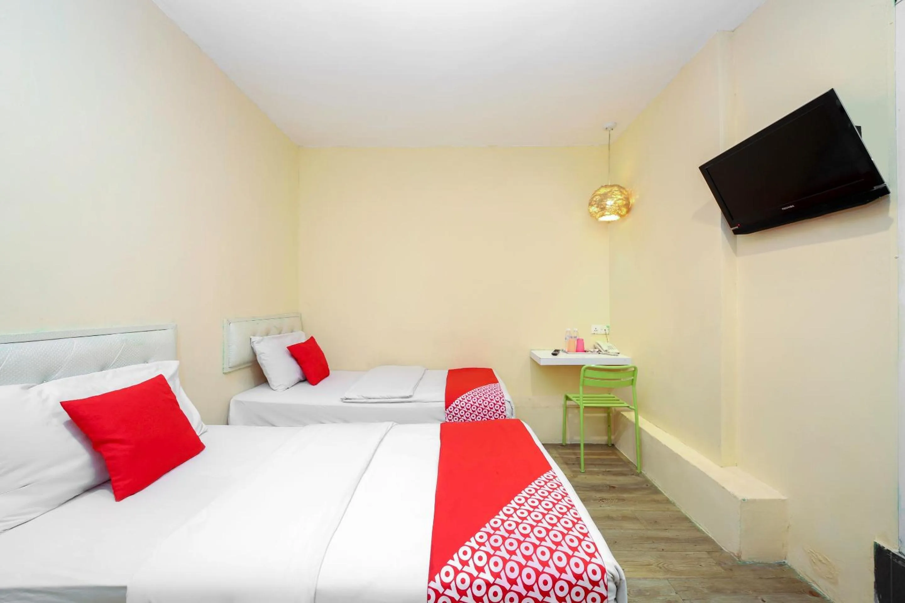 Bedroom, Bed in OYO 479 The Green Hotel