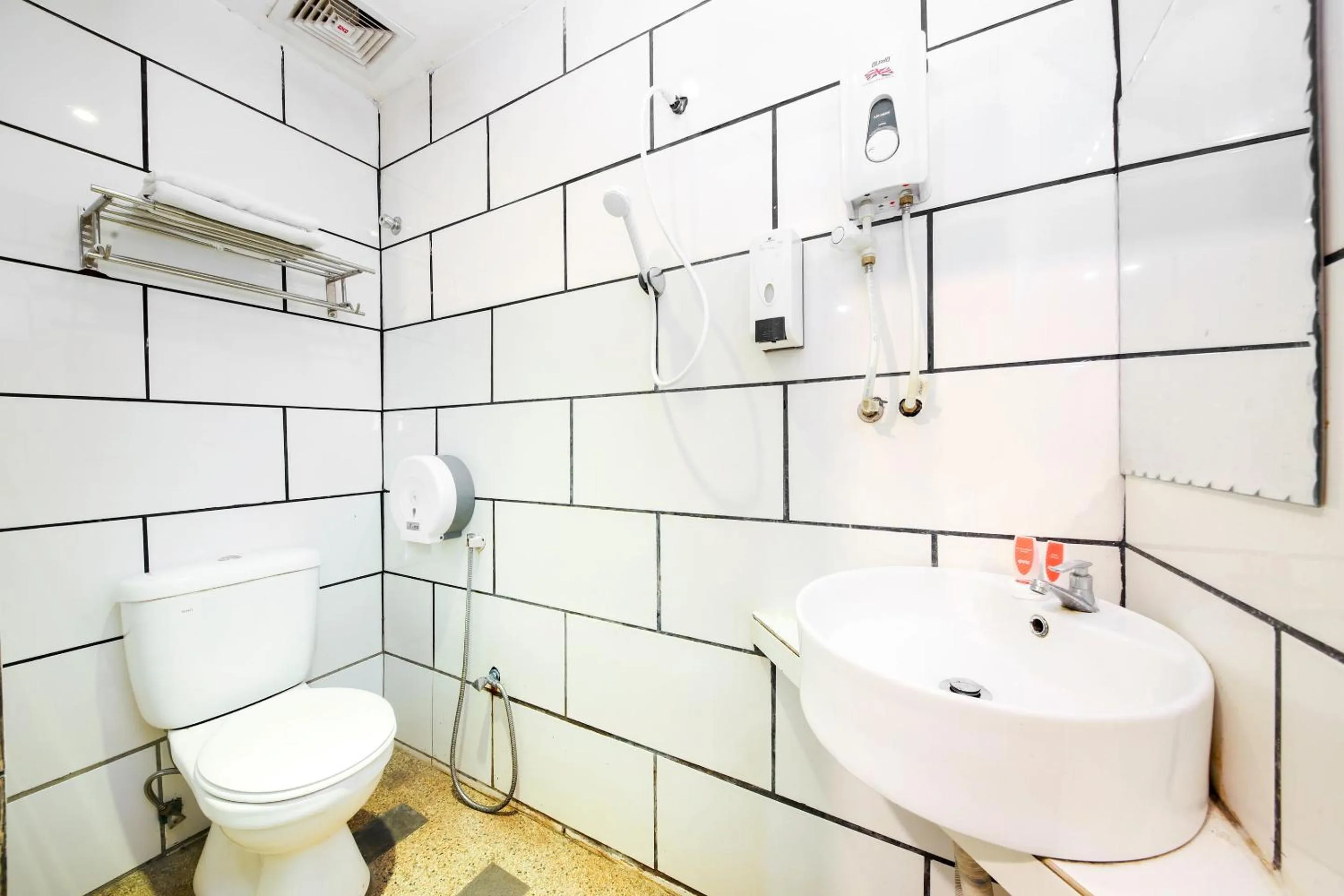 Bathroom in OYO 479 The Green Hotel