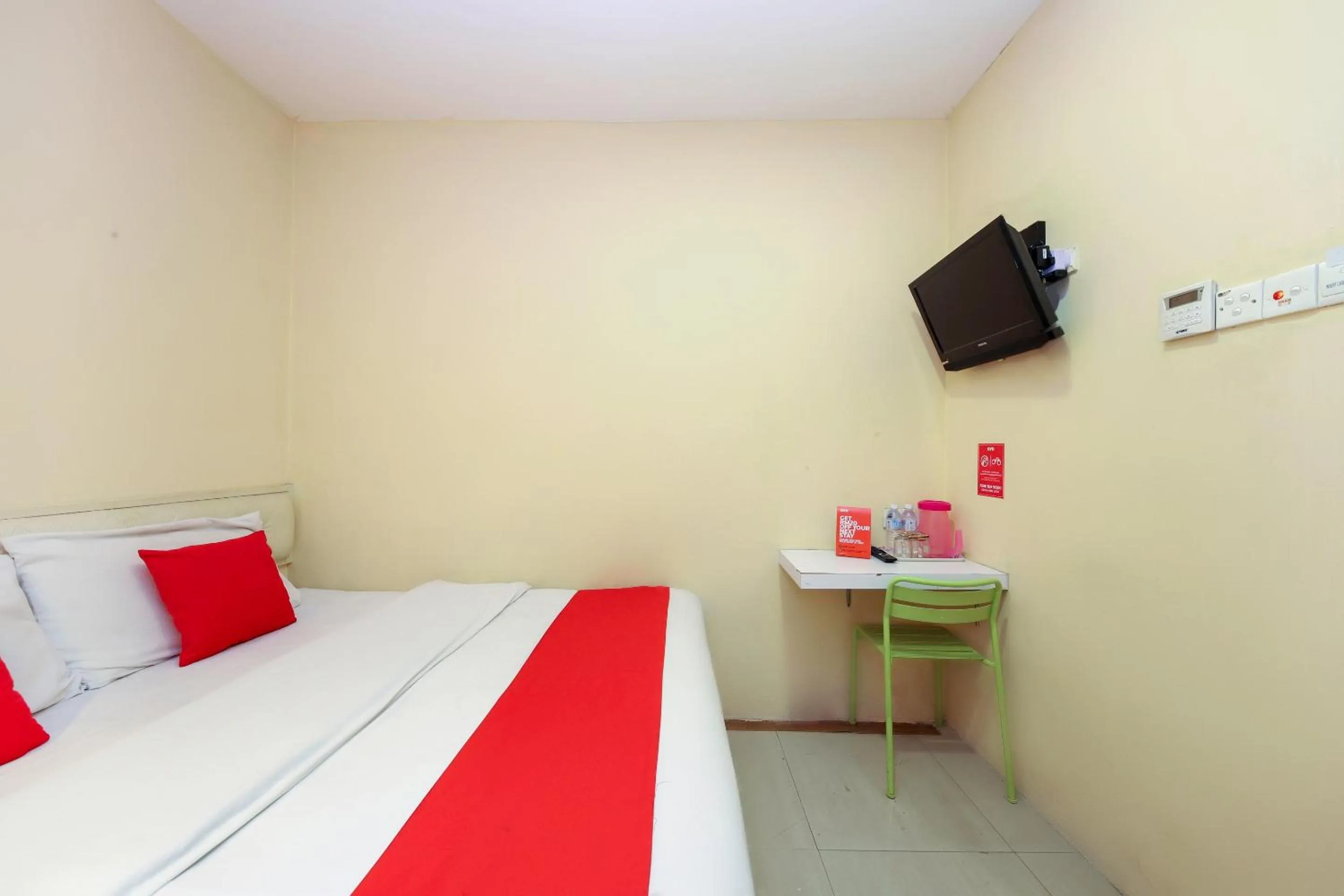 Bedroom, Bed in OYO 479 The Green Hotel