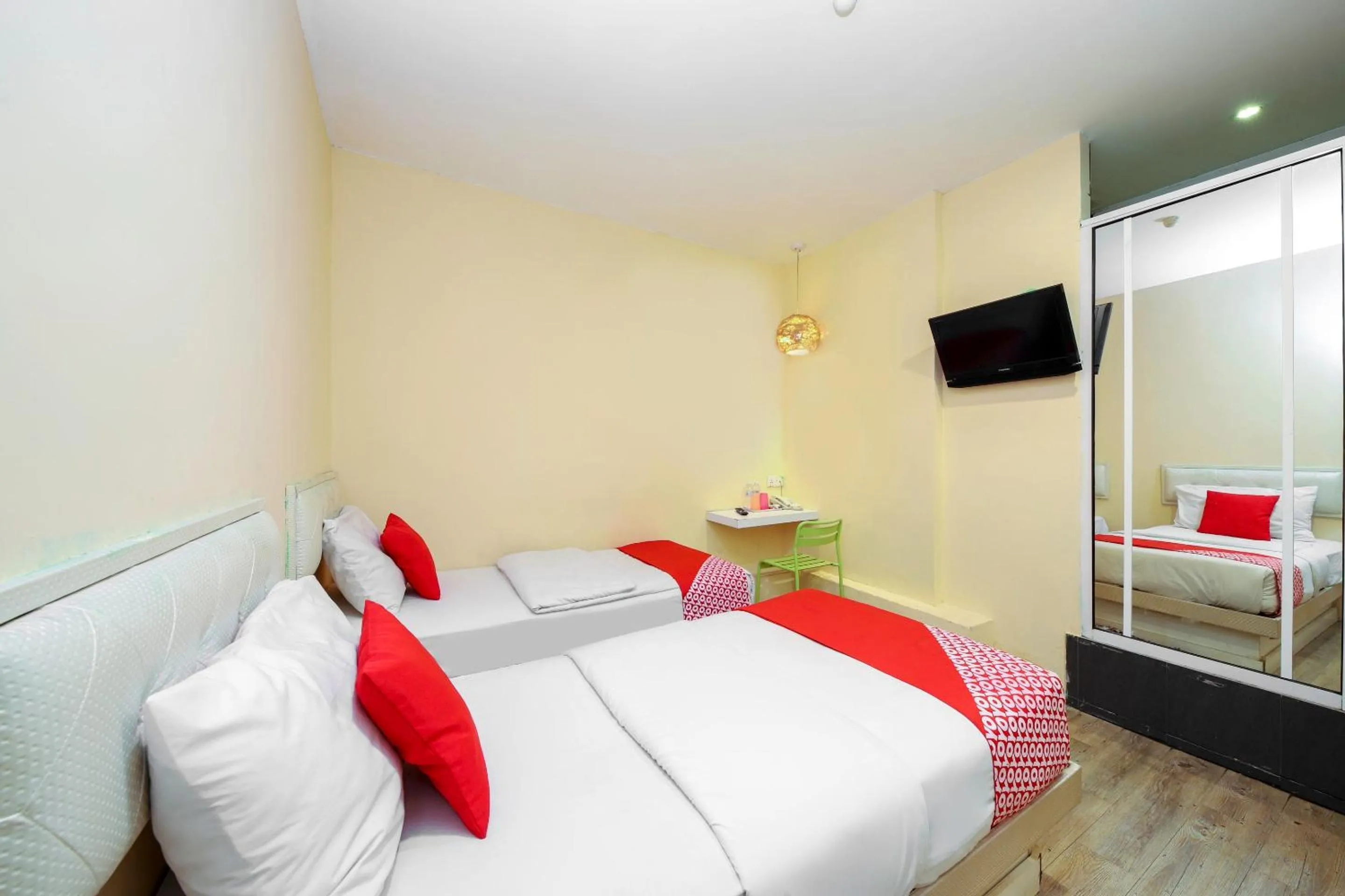 Bedroom, Bed in OYO 479 The Green Hotel