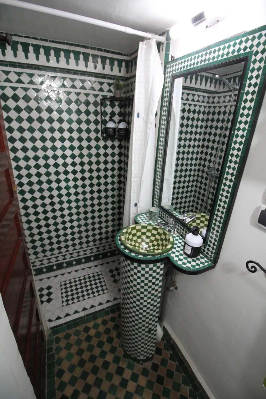 Shower in Dar Lantana