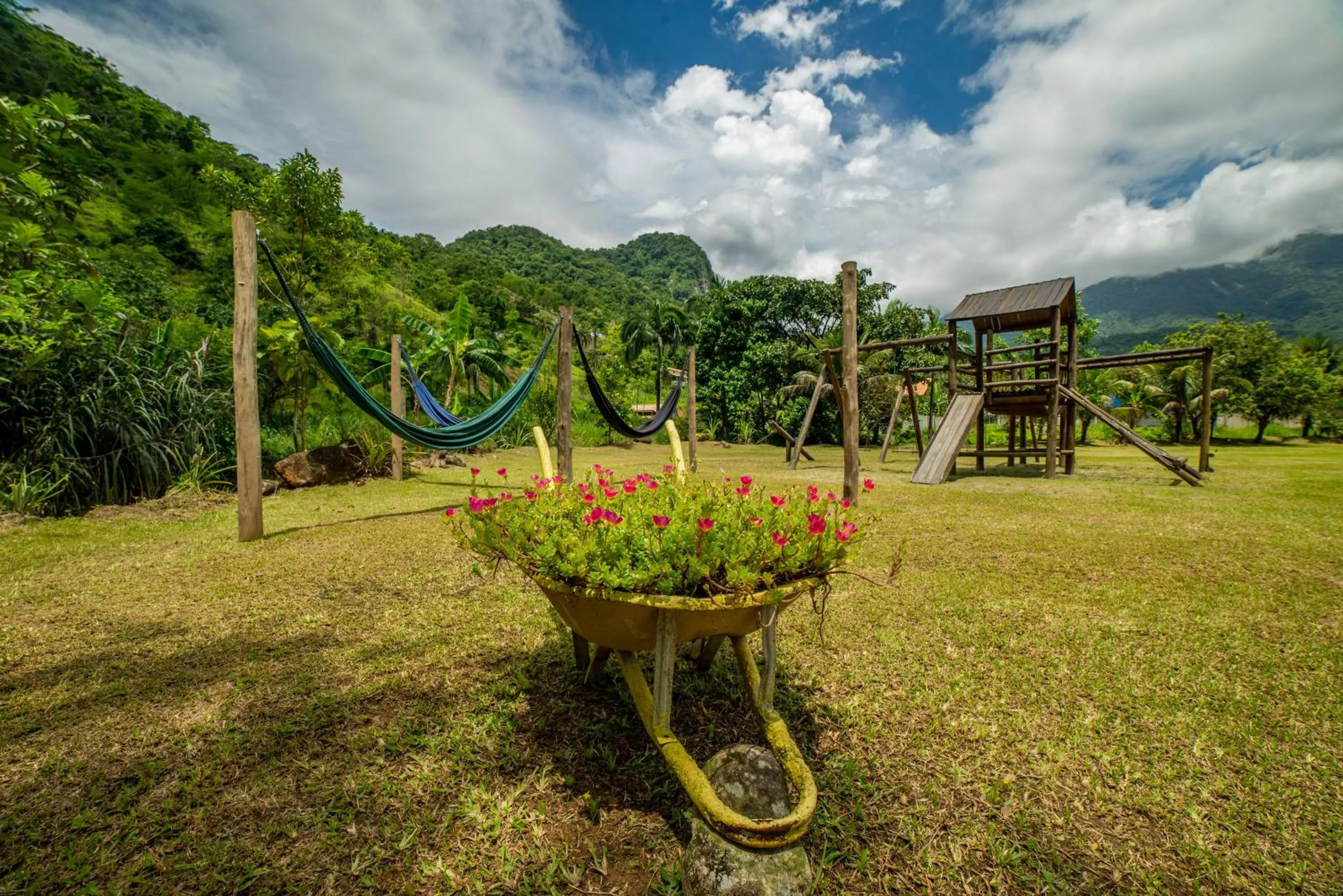 Garden in Pousada Cantinho do Sossego localizada do lado Norte de Paraty próxima as Praias de Sao Gonçalo São Gonçalinho Aldeia dos Pataxós Cachoeira do Crepusculo Ilha do Pelad e muito mais