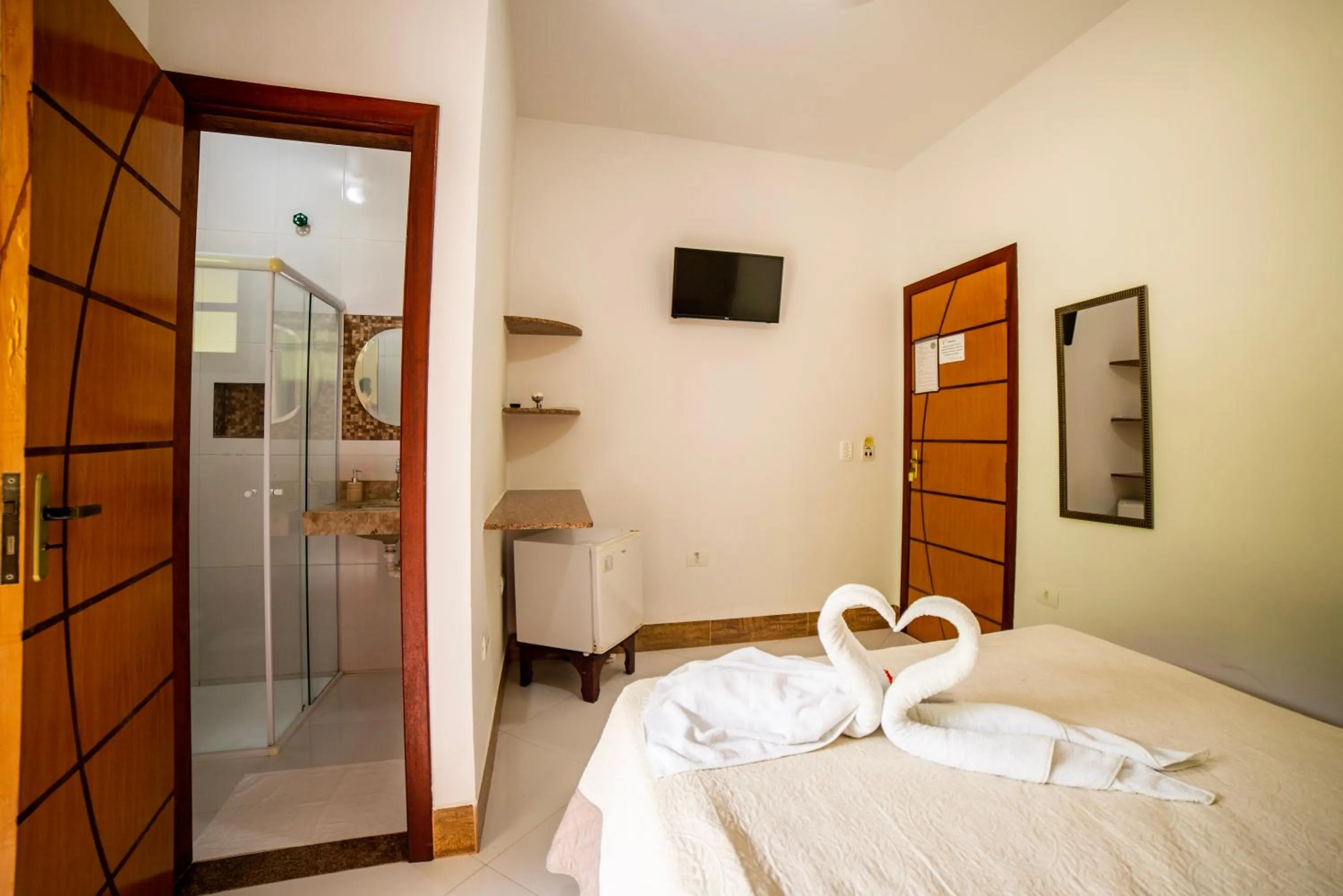 Shower, Bed in Pousada Cantinho do Sossego localizada do lado Norte de Paraty próxima as Praias de Sao Gonçalo São Gonçalinho Aldeia dos Pataxós Cachoeira do Crepusculo Ilha do Pelad e muito mais
