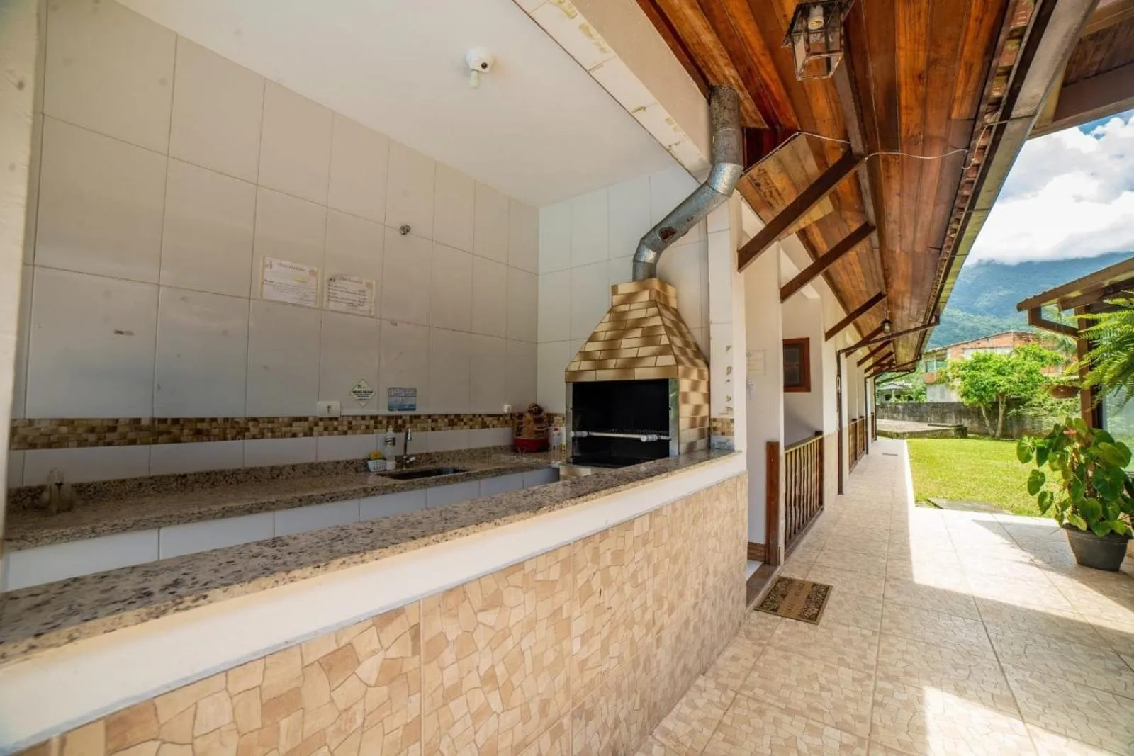 BBQ facilities in Pousada Cantinho do Sossego localizada do lado Norte de Paraty próxima as Praias de Sao Gonçalo São Gonçalinho Aldeia dos Pataxós Cachoeira do Crepusculo Ilha do Pelad e muito mais