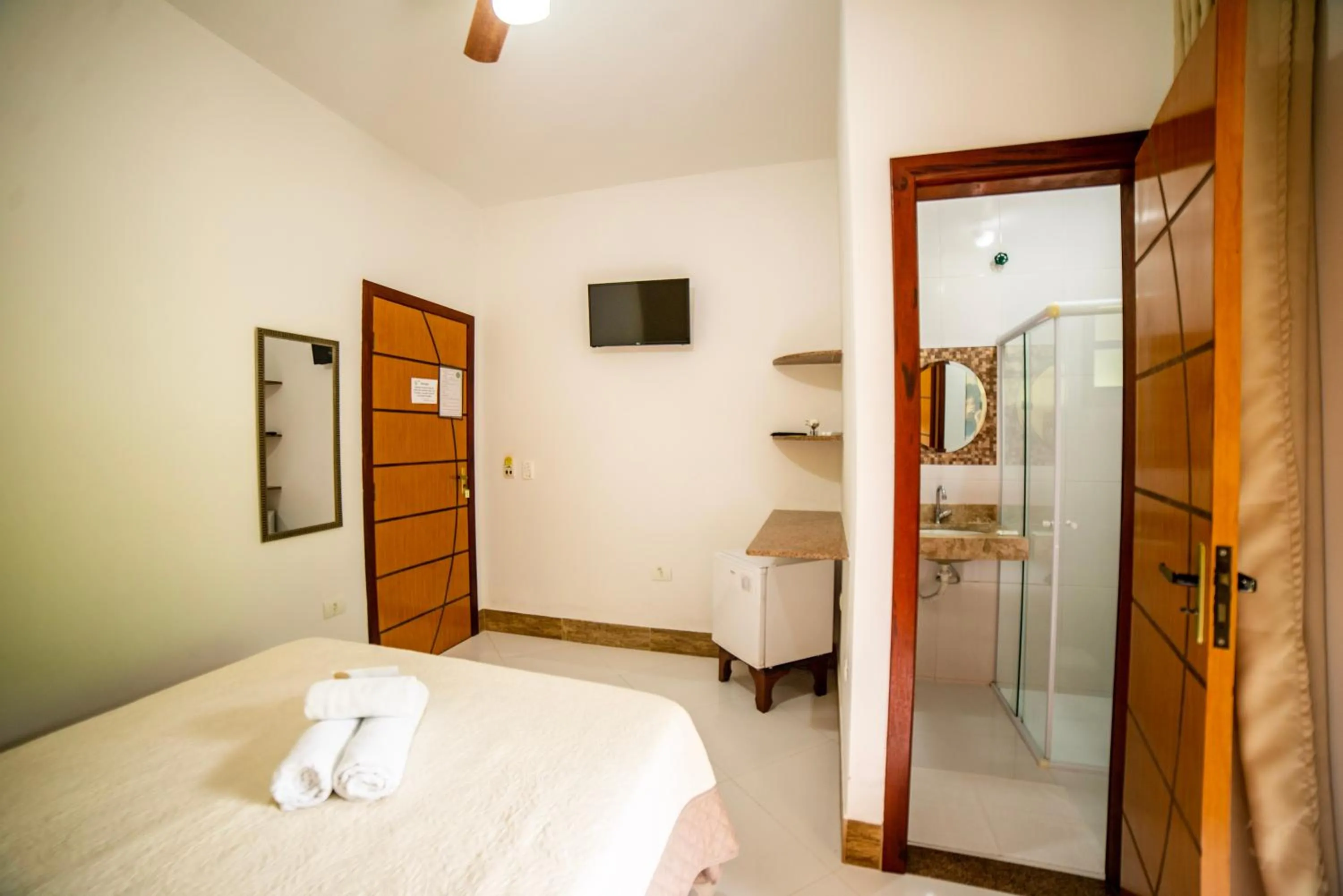 Shower, Bed in Pousada Cantinho do Sossego localizada do lado Norte de Paraty próxima as Praias de Sao Gonçalo São Gonçalinho Aldeia dos Pataxós Cachoeira do Crepusculo Ilha do Pelad e muito mais