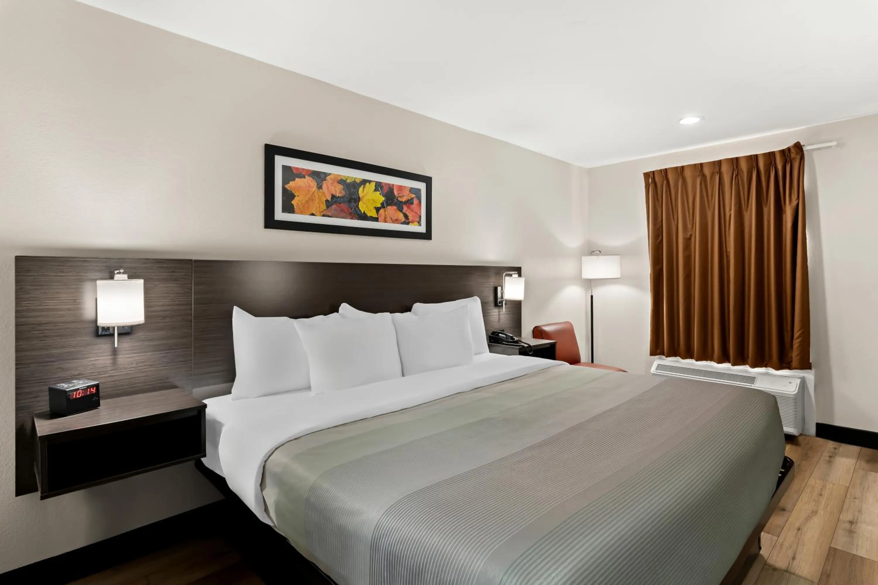 Bed in Quality Inn & Suites Dumas