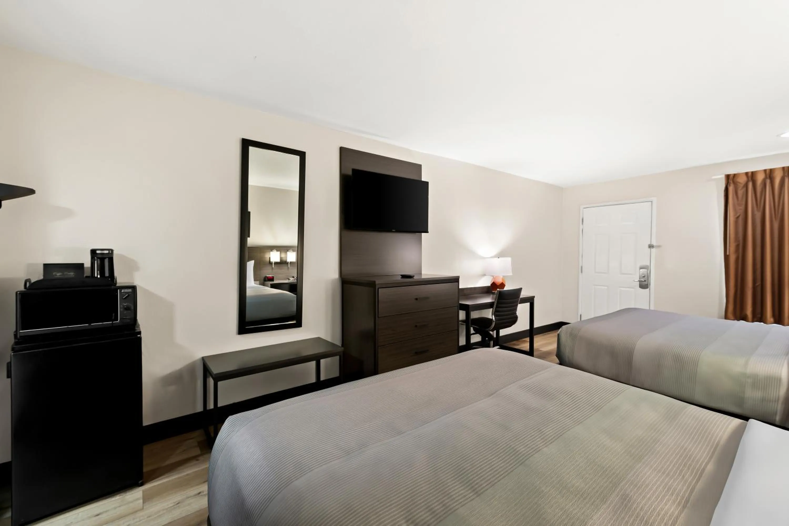 Bed in Quality Inn & Suites Dumas