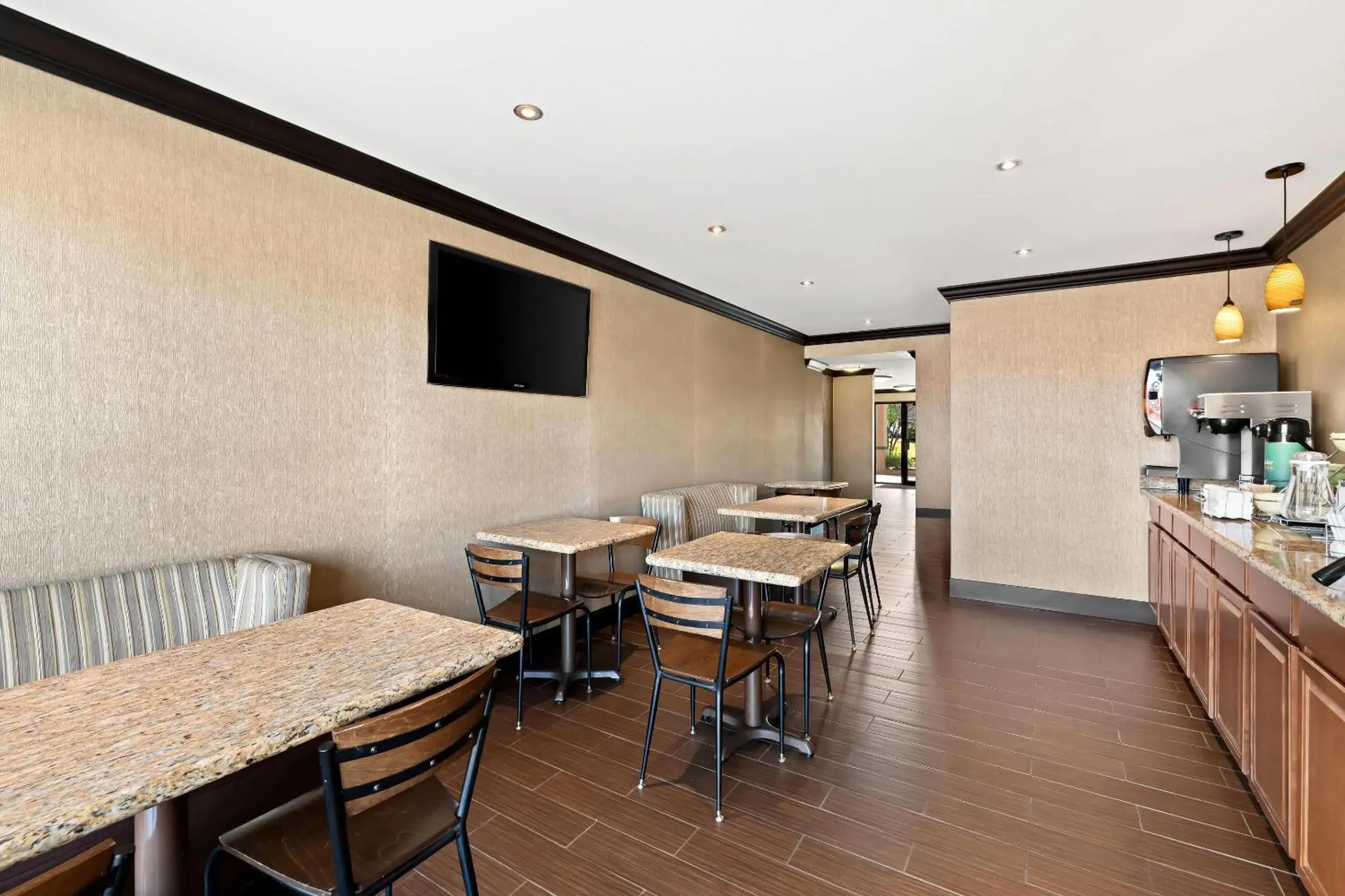 Breakfast in Quality Inn & Suites Dumas Breakfast in Quality Inn & Suites Dumas