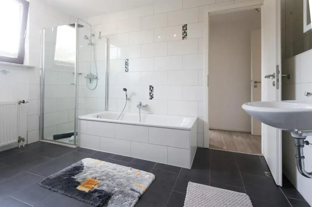 Triple Room with Private Bathroom in Oberkasseler Hof Bonn Triple Room with Private Bathroom in Oberkasseler Hof Bonn