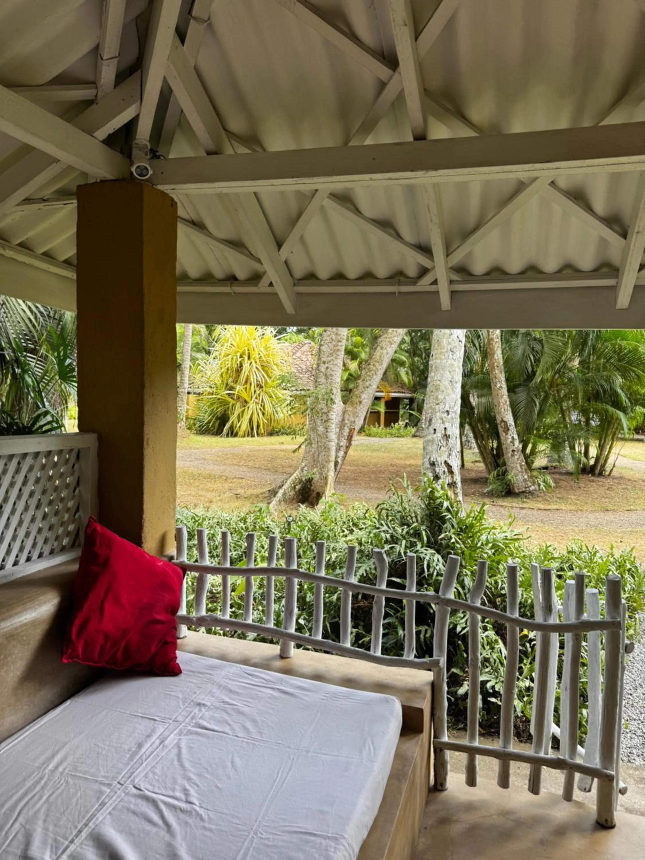 Seating area, Bed in FIVE