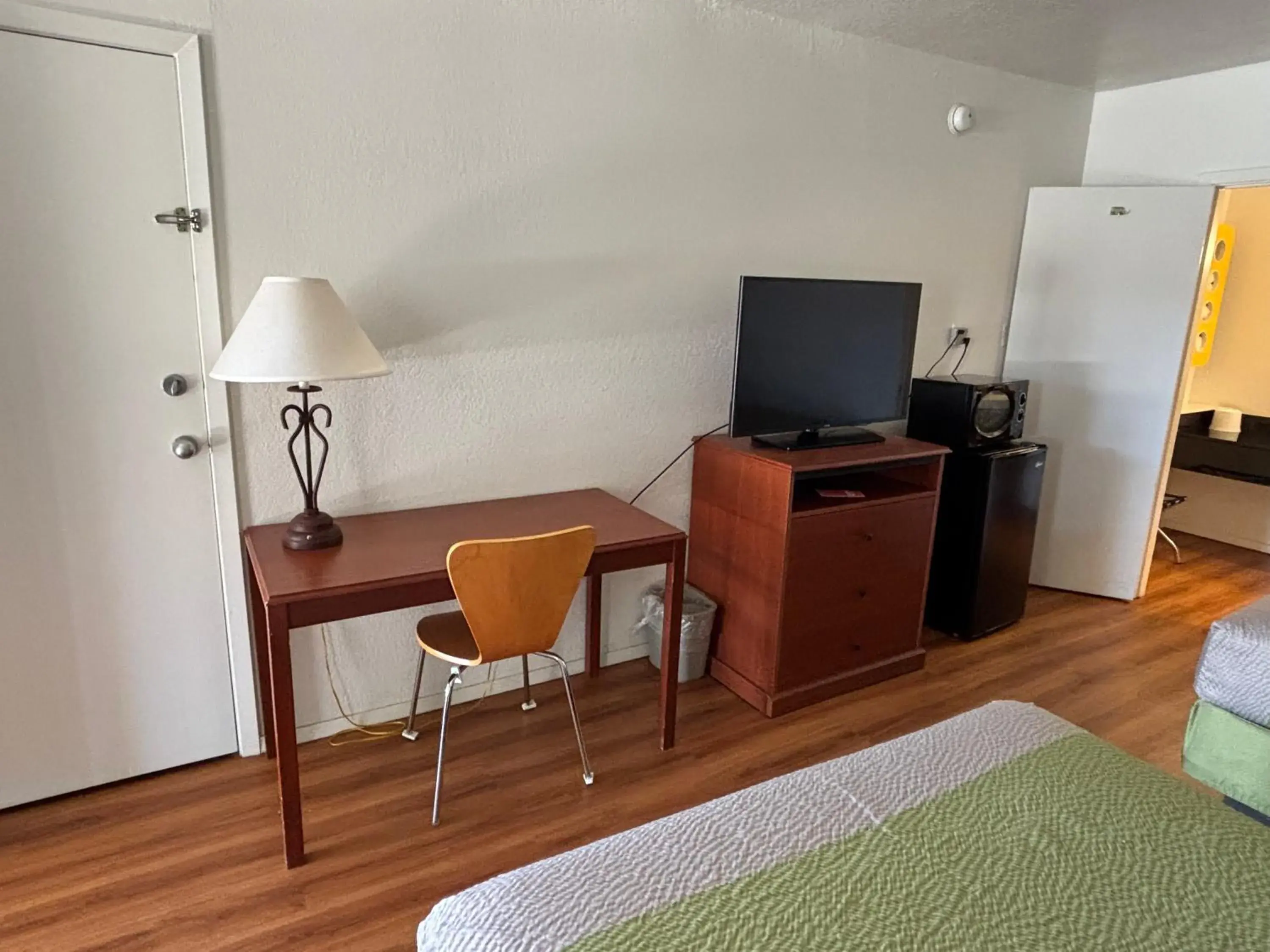 TV and multimedia, Bed in Econo Lodge TV and multimedia, Bed in Econo Lodge