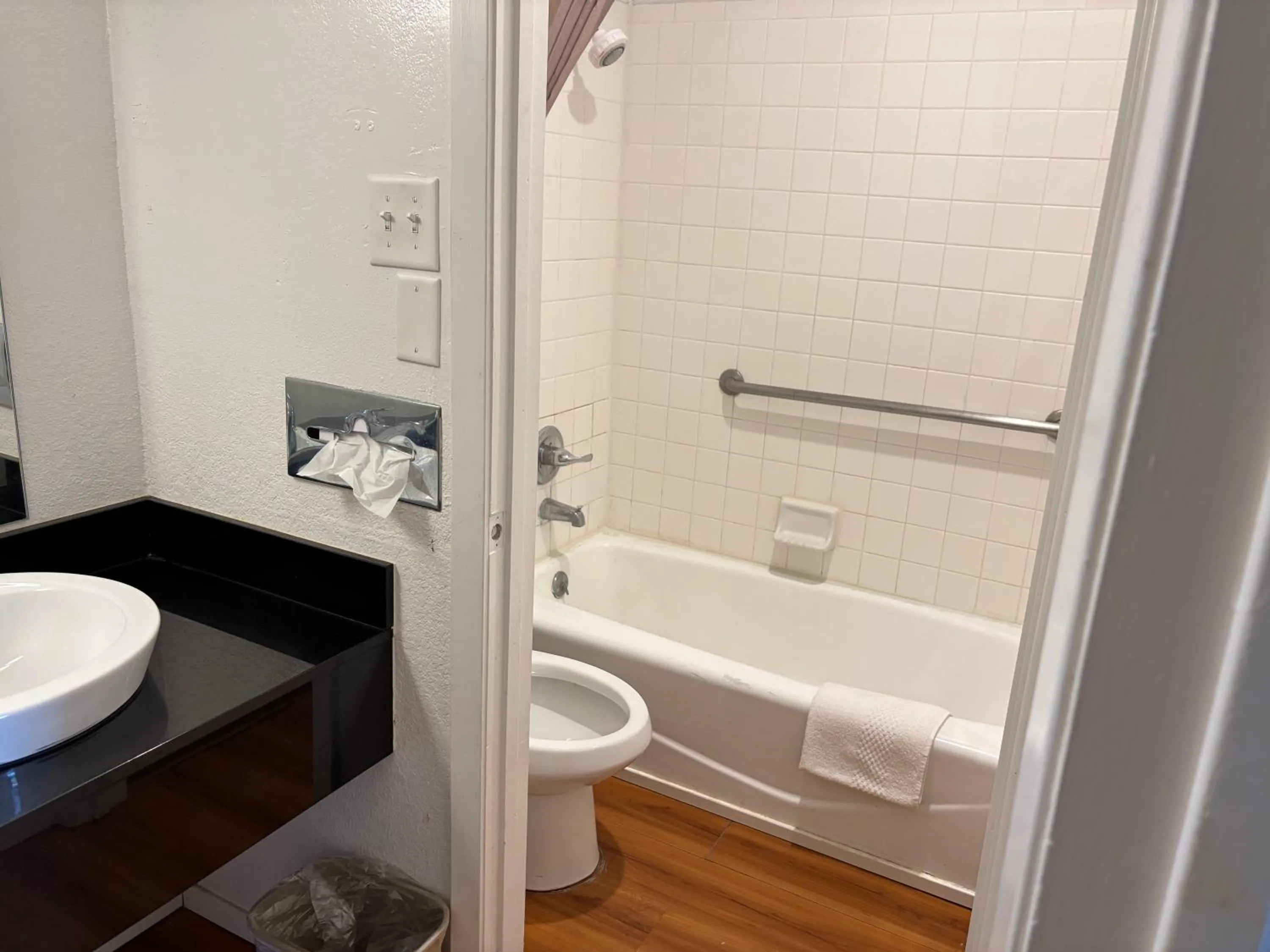 Shower in Econo Lodge