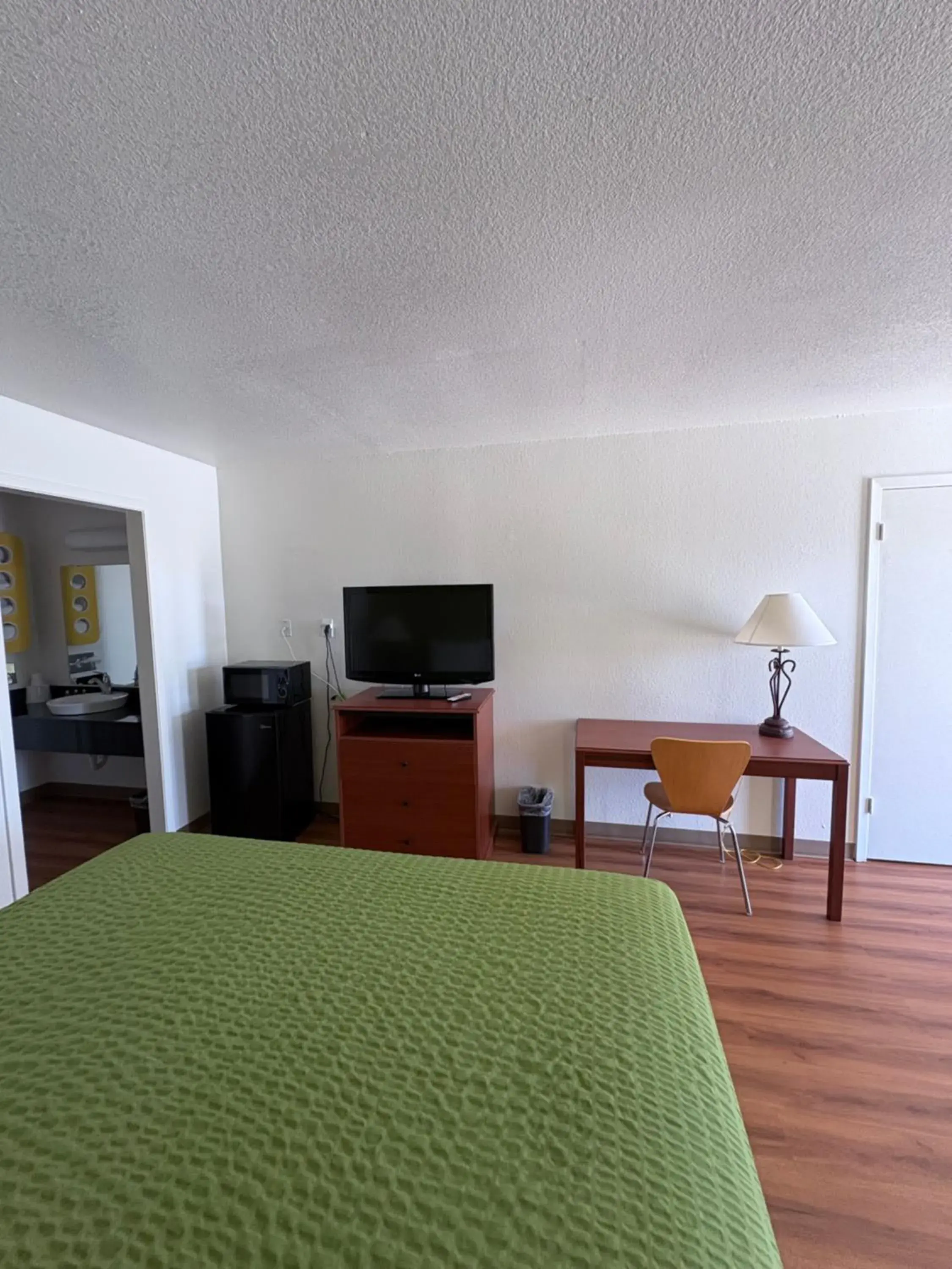 TV and multimedia, Bed in Econo Lodge TV and multimedia, Bed in Econo Lodge