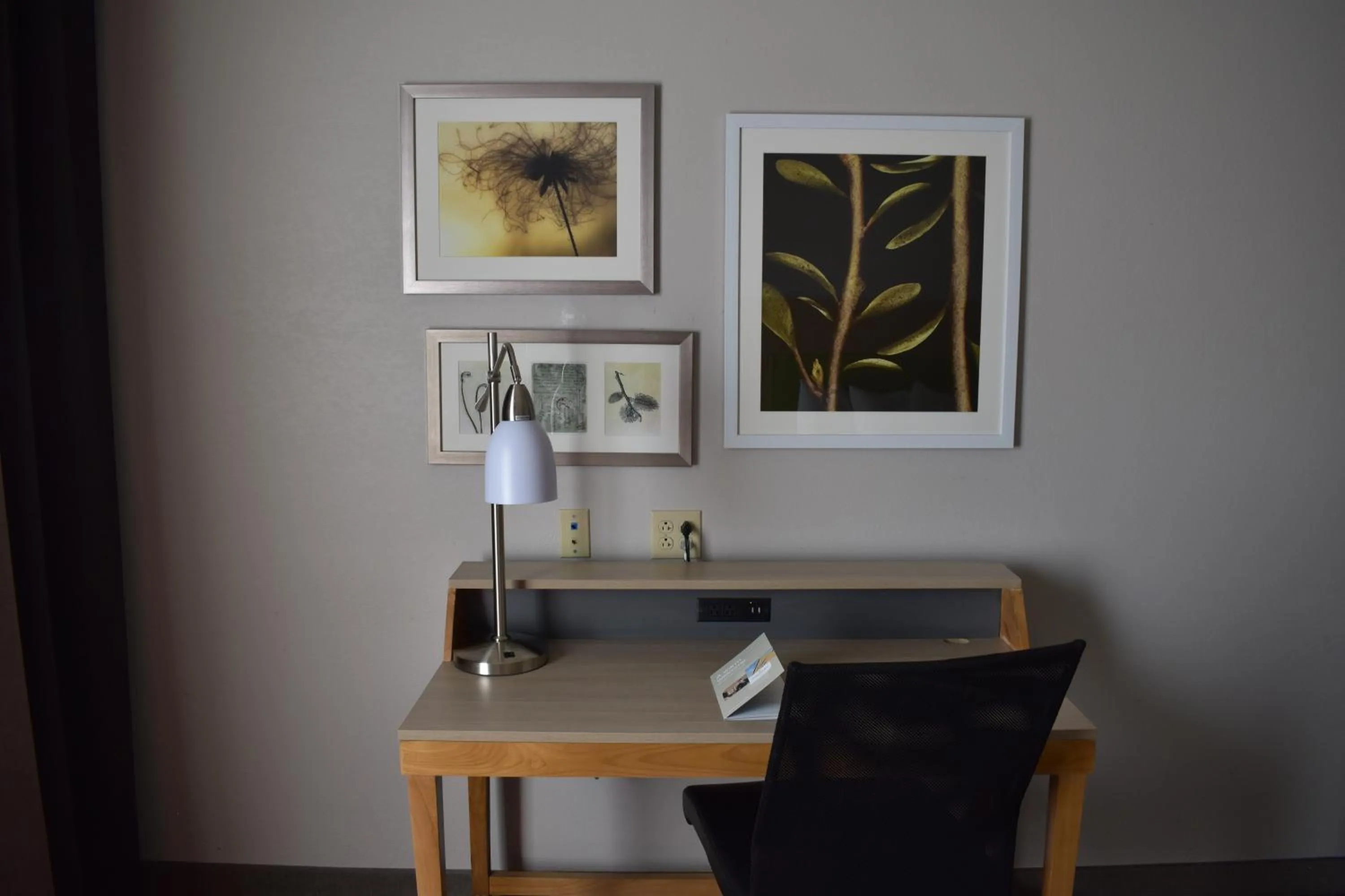 Seating area in Country Inn & Suites by Radisson, Hagerstown, MD