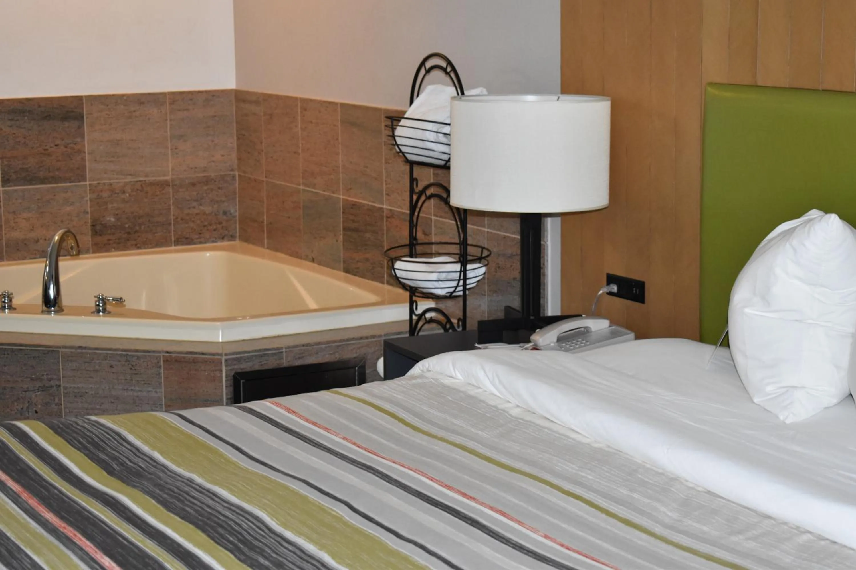 Bedroom, Bed in Country Inn & Suites by Radisson, Hagerstown, MD