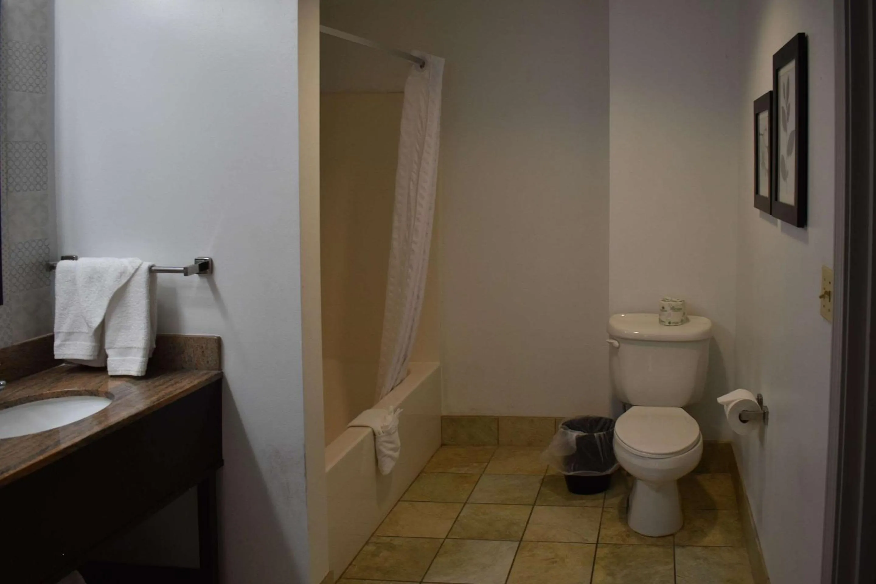 Bedroom in Country Inn & Suites by Radisson, Hagerstown, MD