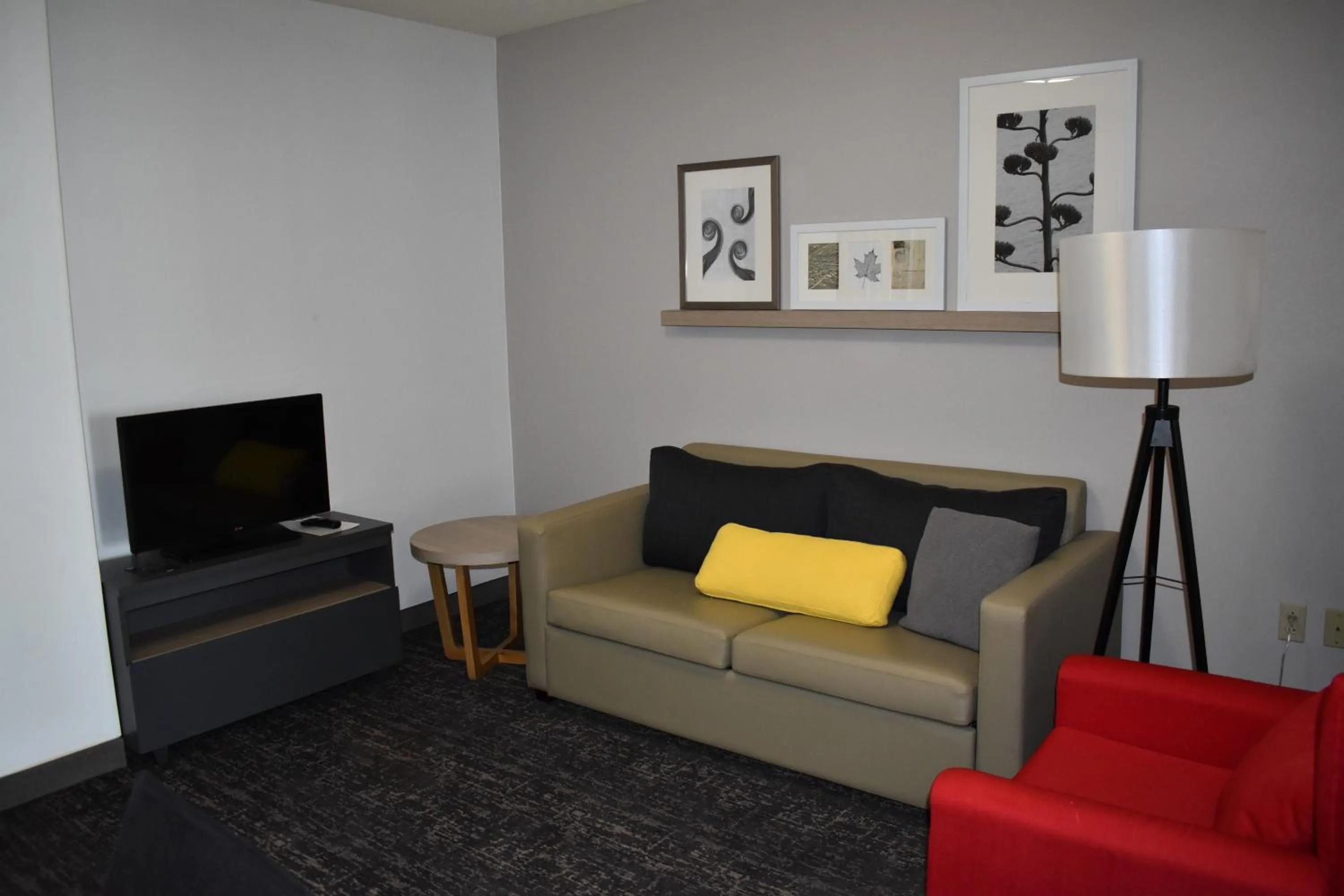 Living room in Country Inn & Suites by Radisson, Hagerstown, MD
