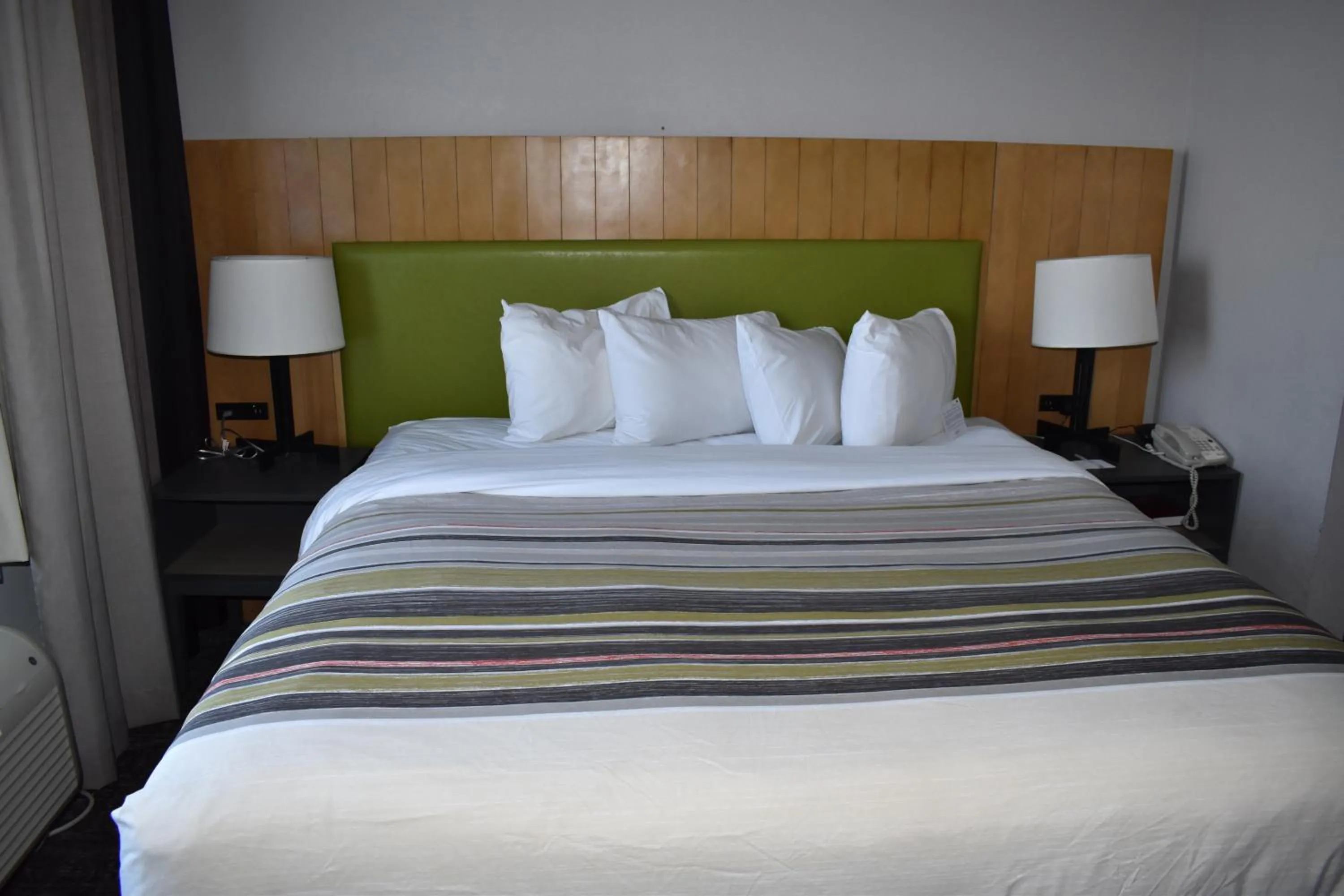 Bed in Country Inn & Suites by Radisson, Hagerstown, MD