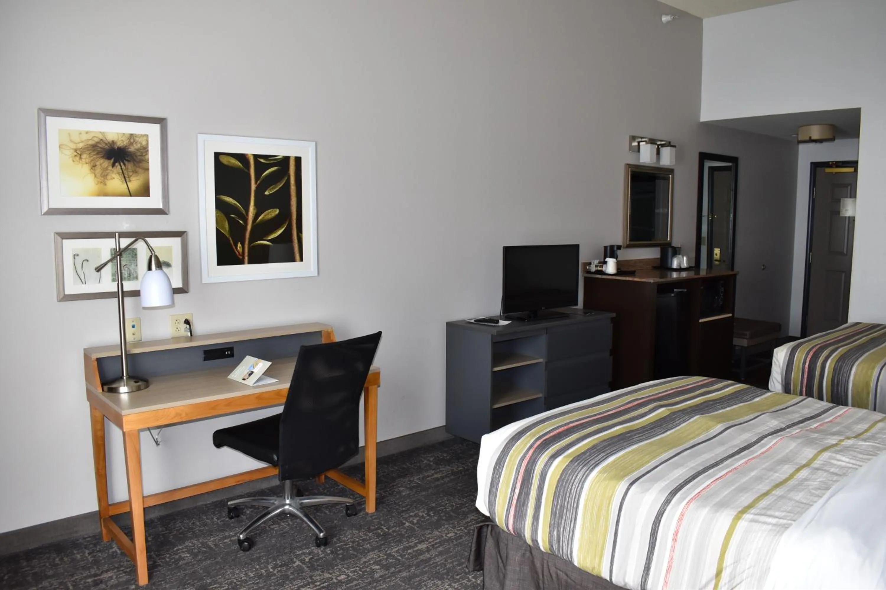 Bed in Country Inn & Suites by Radisson, Hagerstown, MD