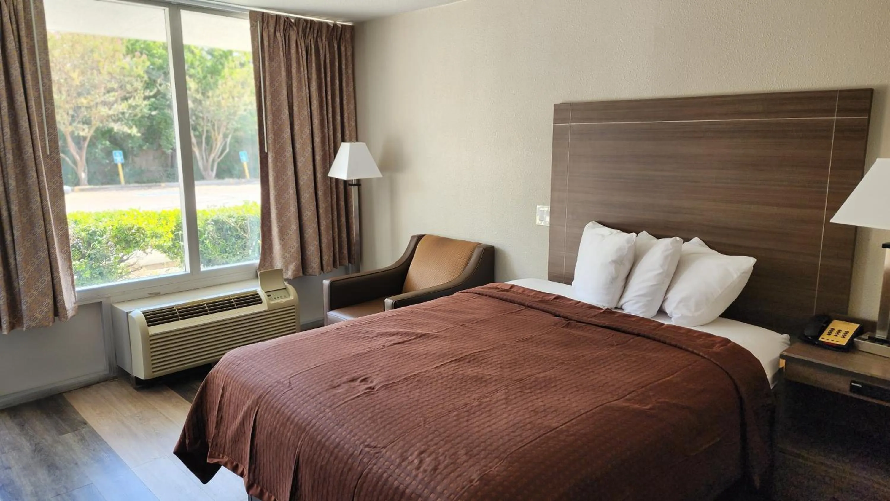 Bed in Days Inn by Wyndham Seguin TX