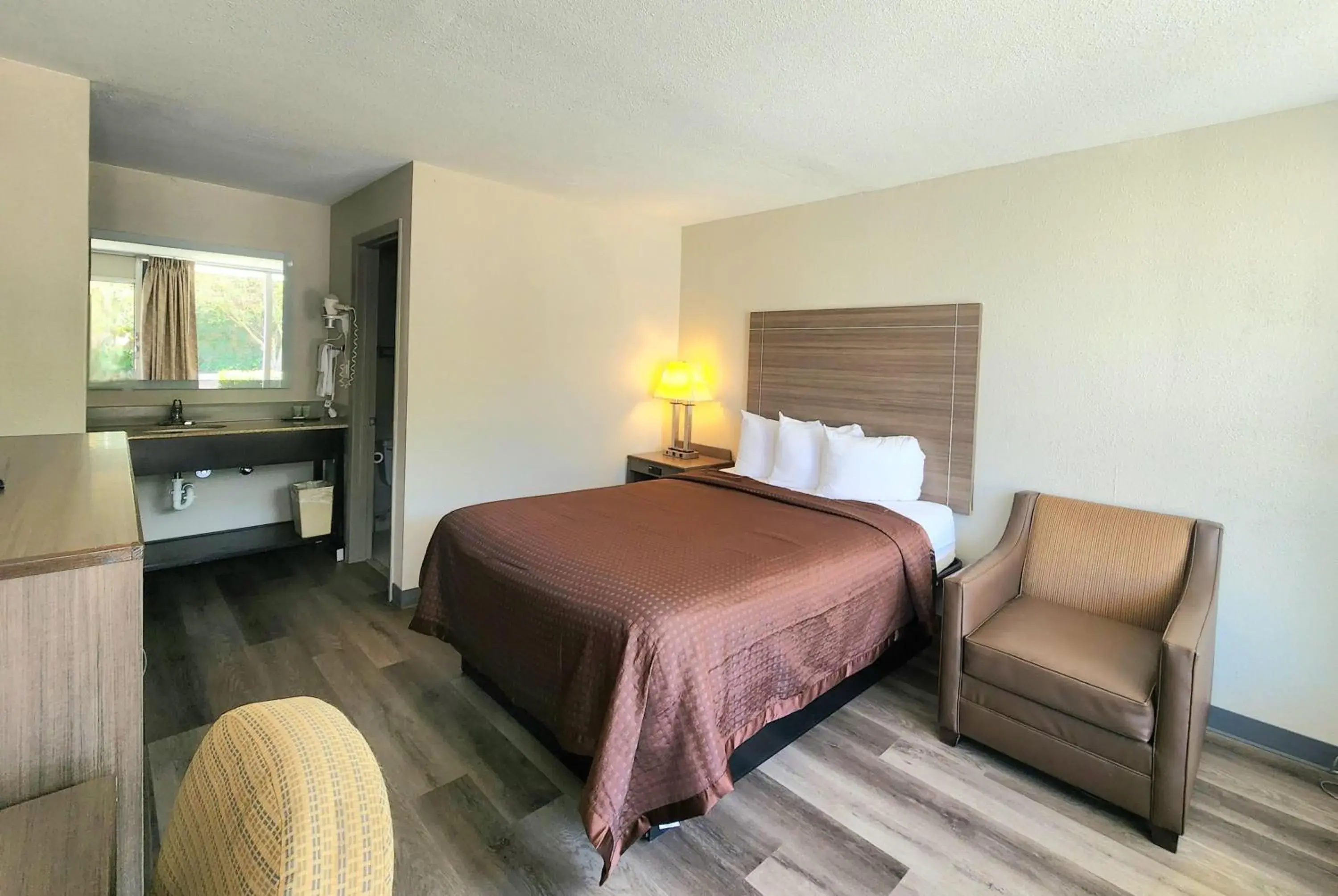 King Room with Roll-in Shower - Mobility Access/Non-Smoking in Days Inn by Wyndham Seguin TX King Room with Roll-in Shower - Mobility Access/Non-Smoking in Days Inn by Wyndham Seguin TX