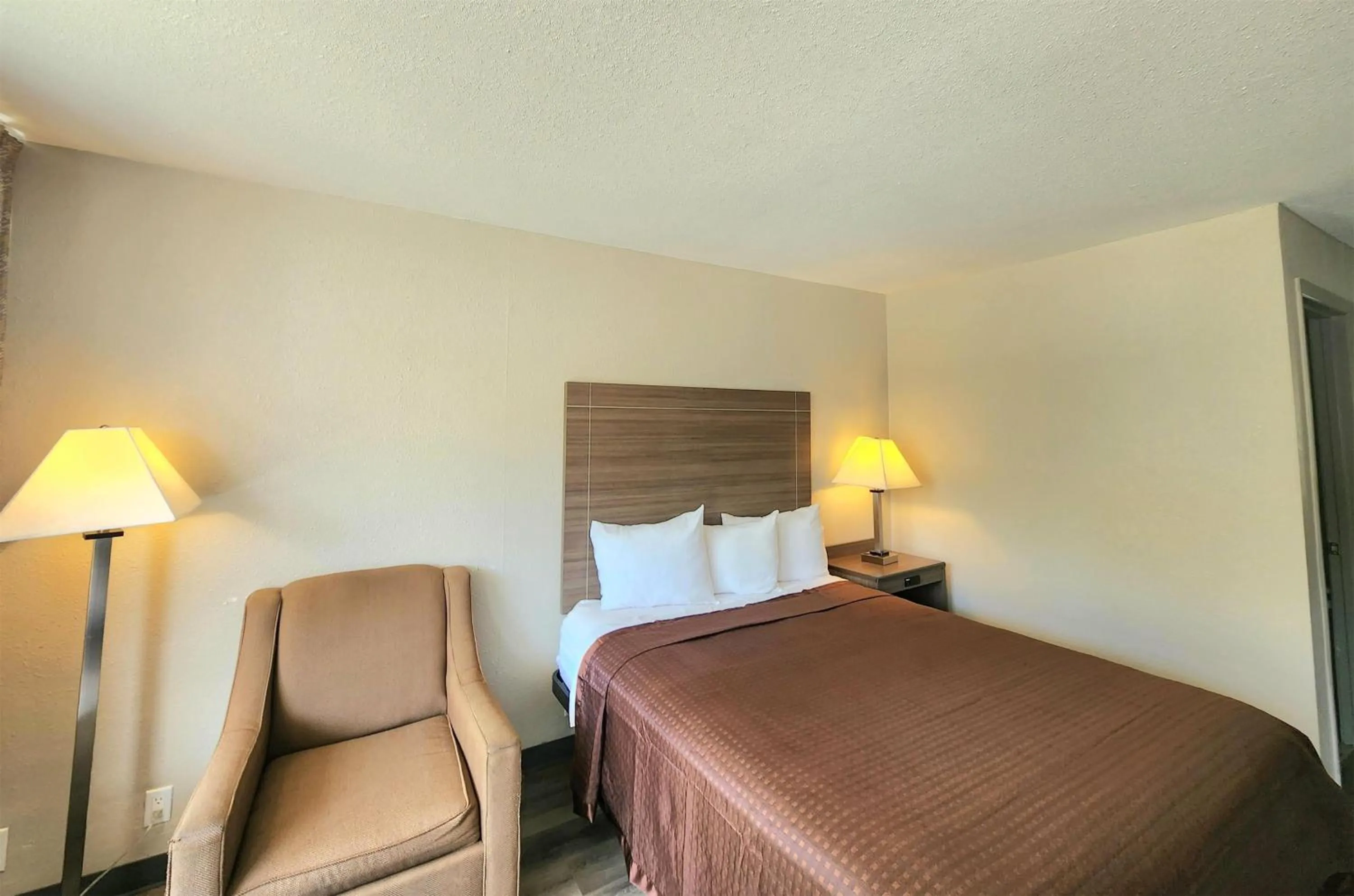 Photo of the whole room, Bed in Days Inn by Wyndham Seguin TX