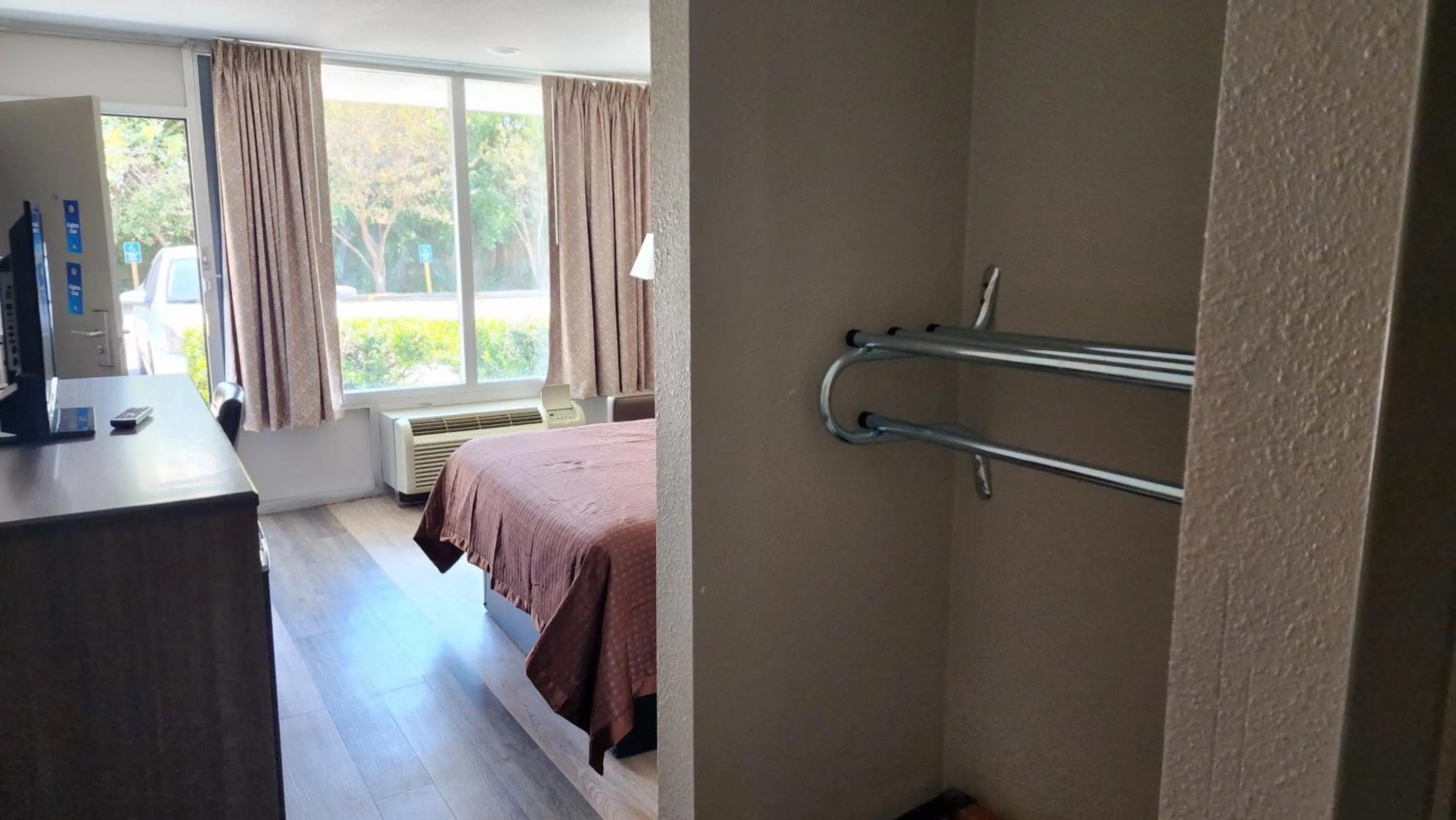 Bed in Days Inn by Wyndham Seguin TX