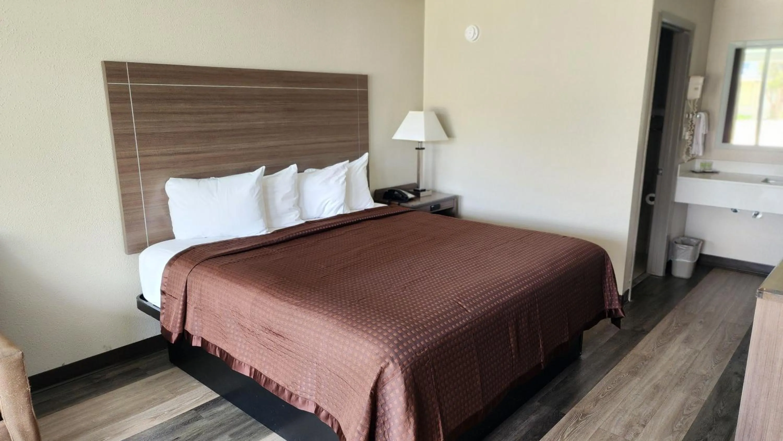Bed in Days Inn by Wyndham Seguin TX