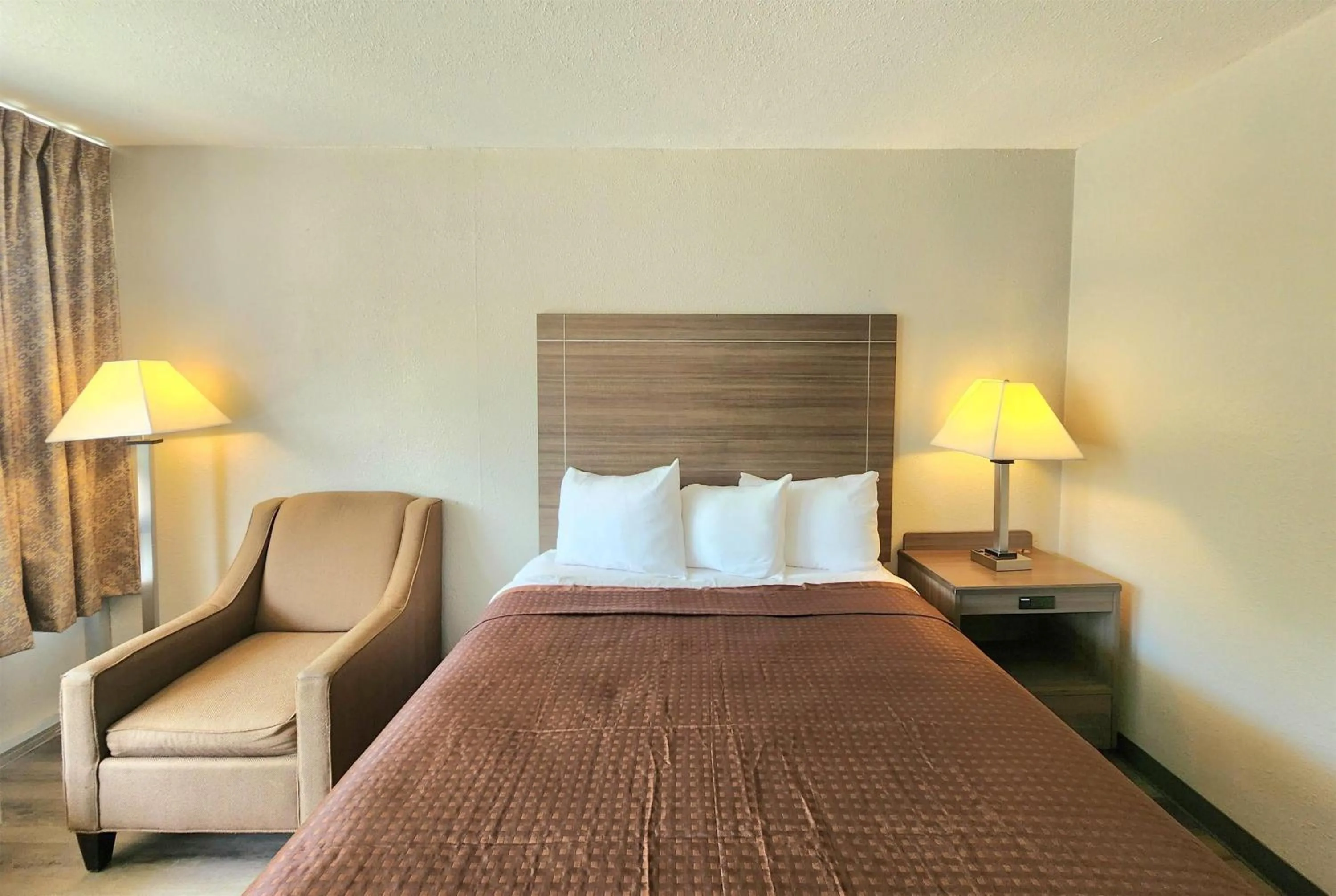 Photo of the whole room, Bed in Days Inn by Wyndham Seguin TX