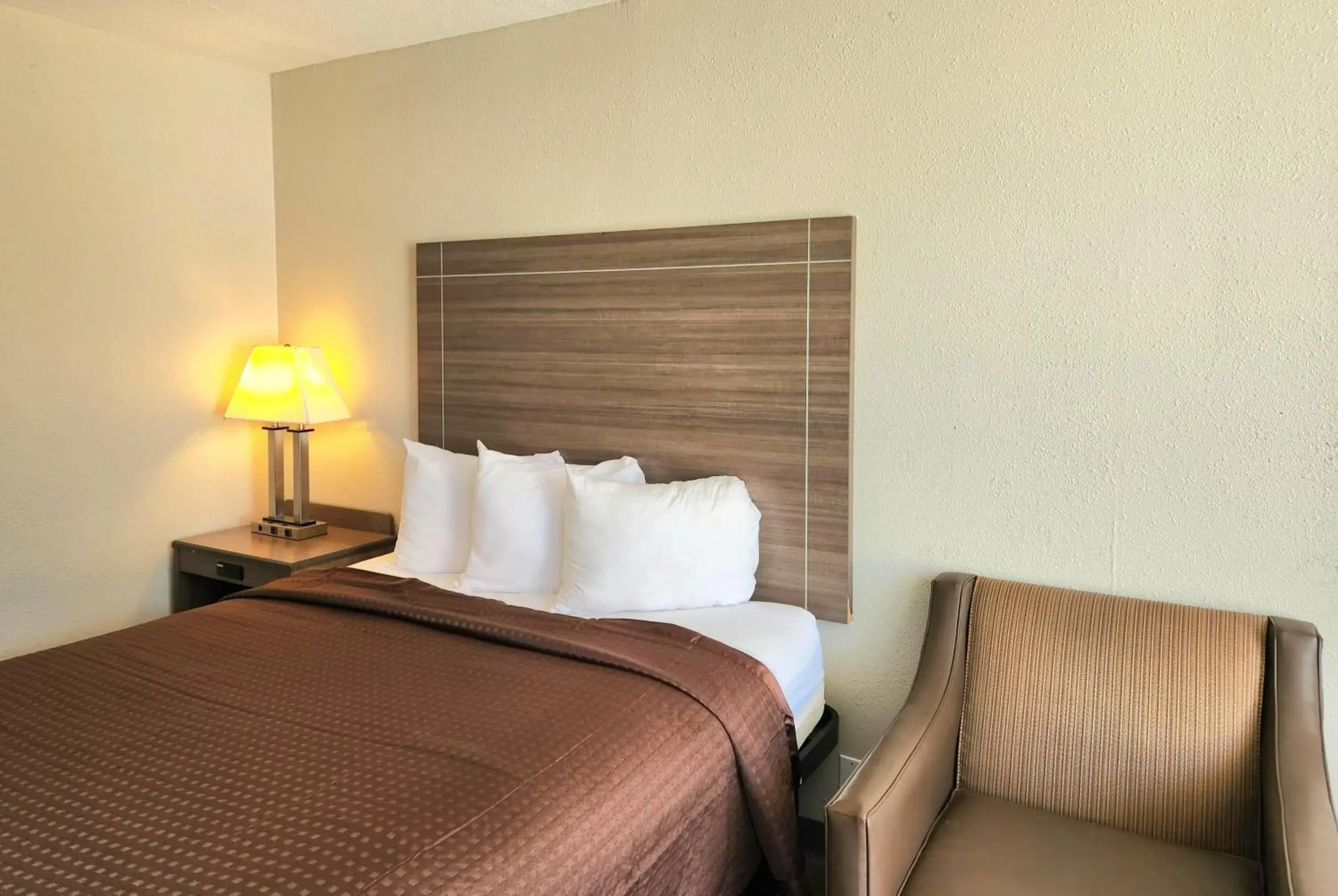 King Room - Non-Smoking in Days Inn by Wyndham Seguin TX King Room - Non-Smoking in Days Inn by Wyndham Seguin TX