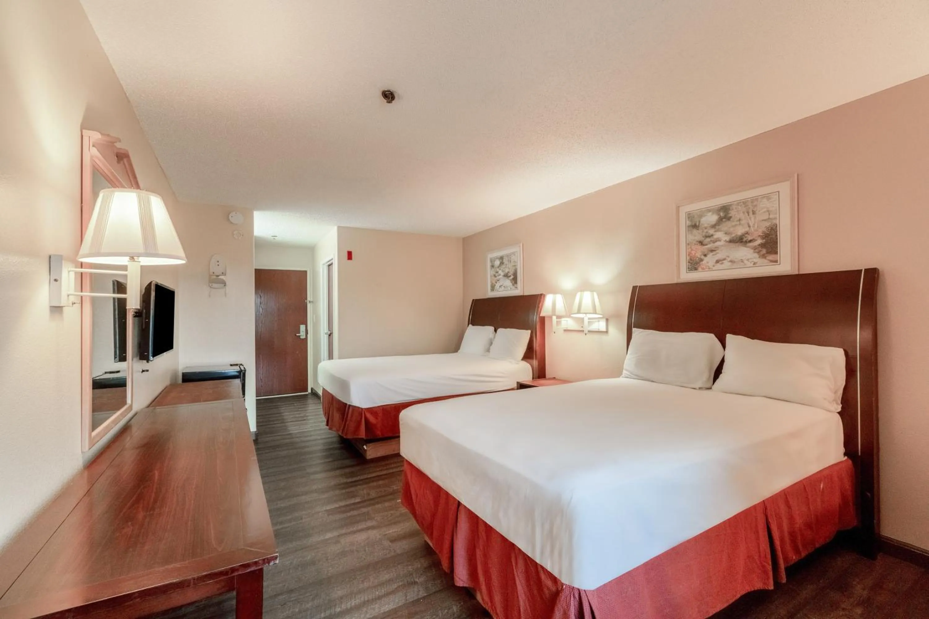 Bedroom, Bed in Capital O Fairway Inn - Baytown La Porte TX