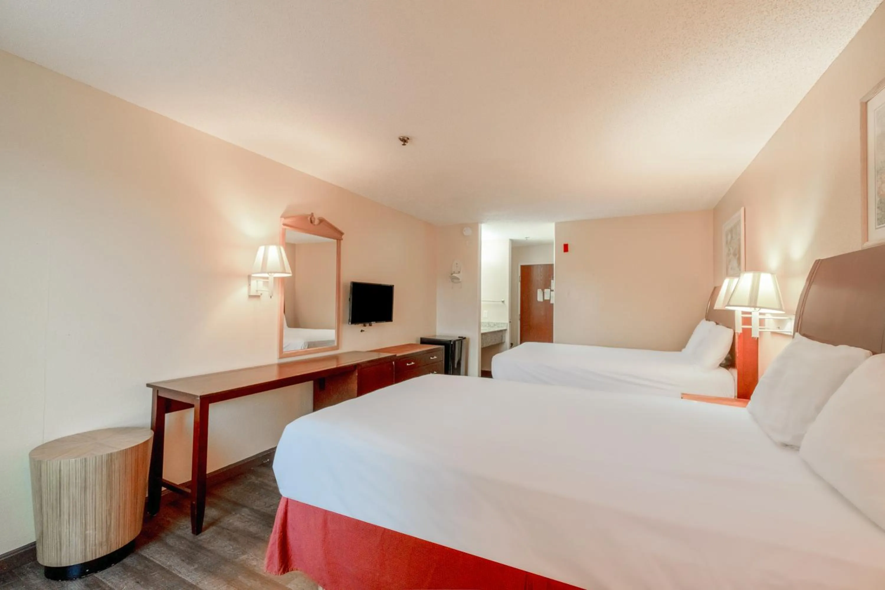 Bedroom, Bed in Capital O Fairway Inn - Baytown La Porte TX