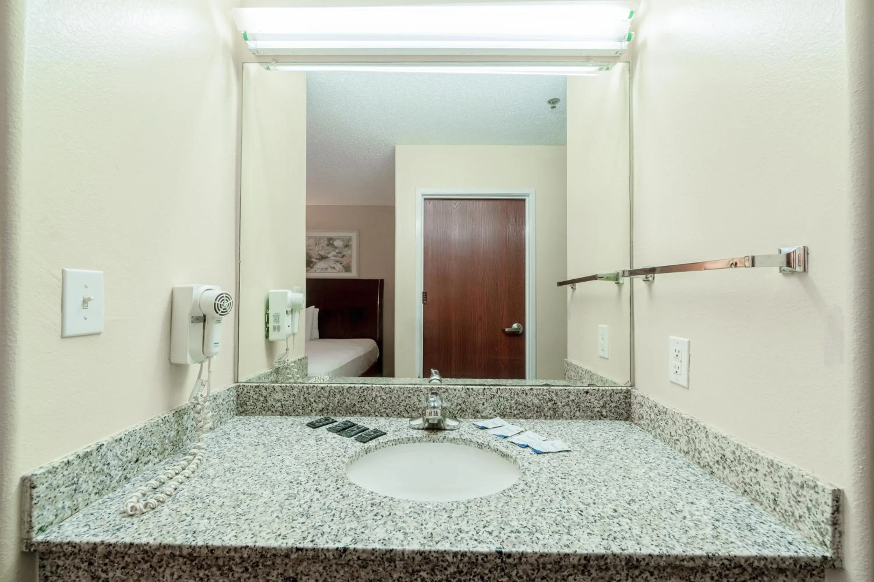 Bathroom in Capital O Fairway Inn - Baytown La Porte TX